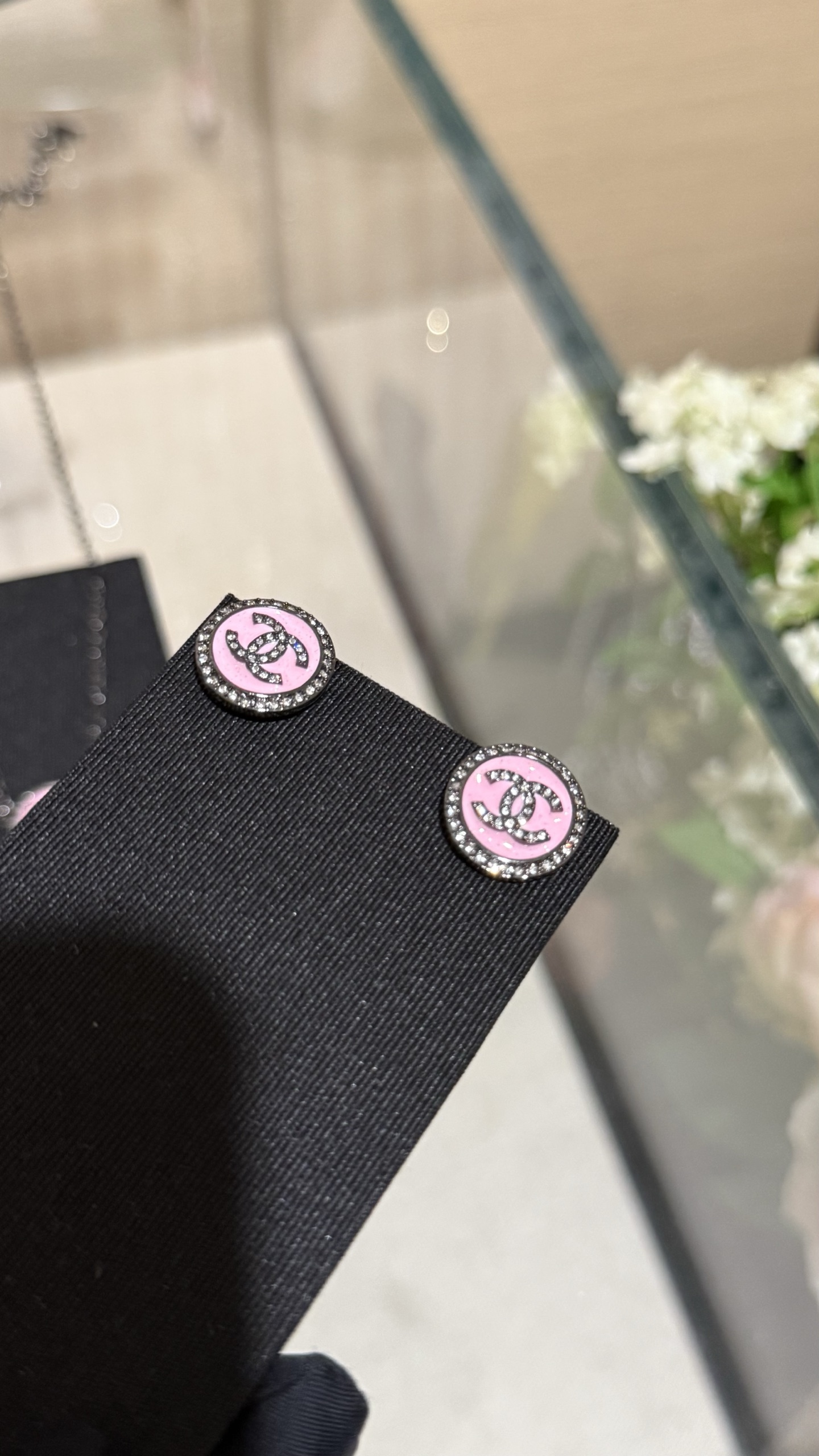 NO:635365,[New Product] Chanel 25B round button pink enamel ruthenium color full diamond double c mini small earrings round button pink enamel with full diamond double c, small and sweet, a circle of crystal diamonds on the outer layer, very layered, ruthenium pink color matching, you can never get tired of it, versatile all year round, chanel, Cartier high-end jewelry19860909【新品】 Chanel 25B 圆形纽扣粉色珐琅钌色满钻双c迷你小耳钉 圆形纽扣粉珐琅 搭配满钻双c 小巧甜美 外层一圈晶钻点缀 非常有层次感 钌粉色配色百看不腻 一年四季都很百搭,,chanel,卡迪亚高端饰品,Jewelry