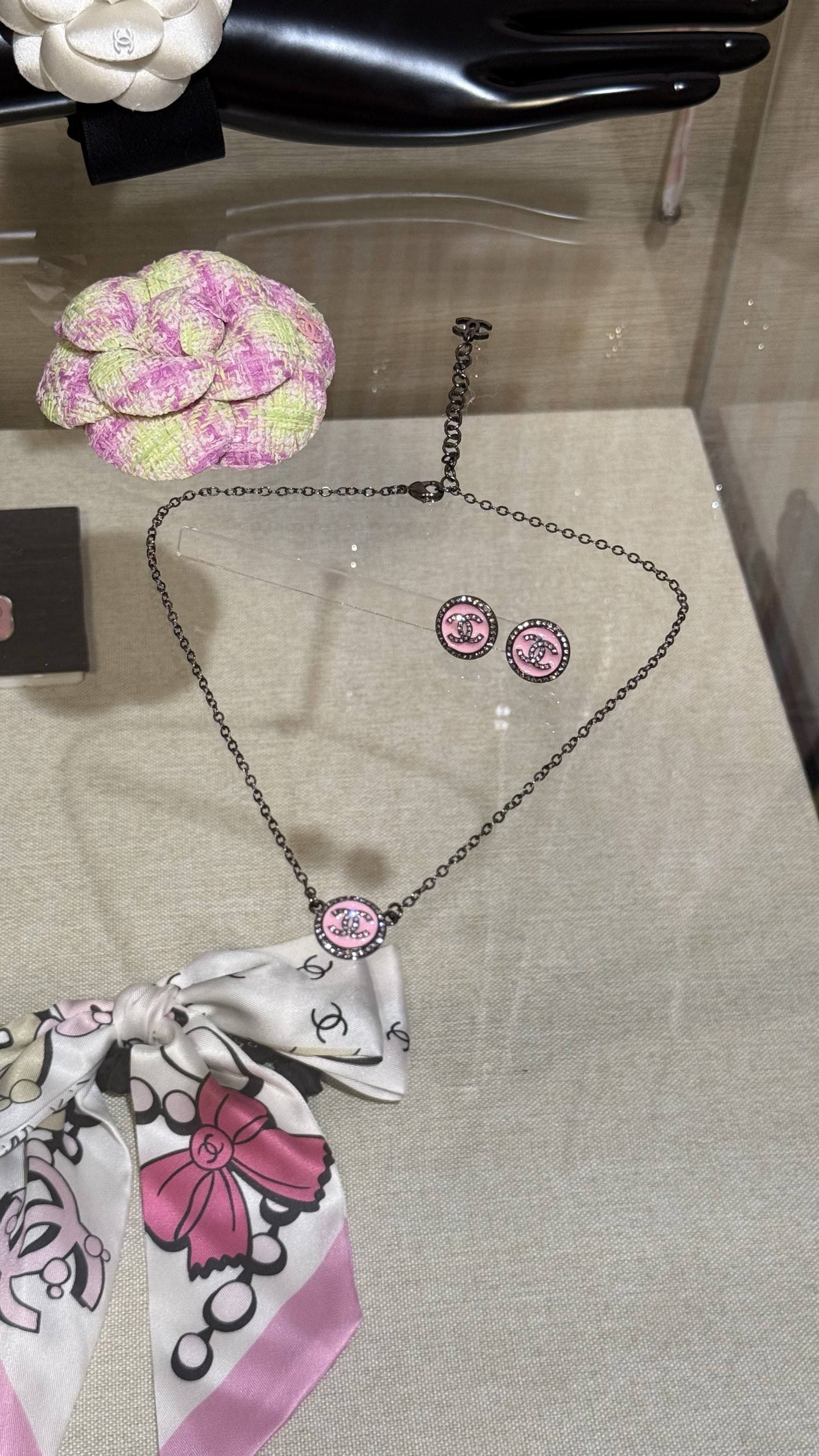 NO:635368,[New product] Chanel 25B round button pink enamel ruthenium color full diamond double C necklace Round button pink enamel with full diamond double C necklace Small and sweet The outer layer is embellished with crystal diamonds, very layered The ruthenium pink color is never tired of It is versatile all year round, chanel, necklace, Cartier high-end jewelry19860909【新品】 Chanel 25B 圆形纽扣粉色珐琅钌色满钻双c项链 圆形纽扣粉珐琅 搭配满钻双c 小巧甜美 外层一圈晶钻点缀 非常有层次感 钌粉色配色百看不腻 一年四季都很百搭,,chanel,necklace,卡迪亚高端饰品,Jewelry