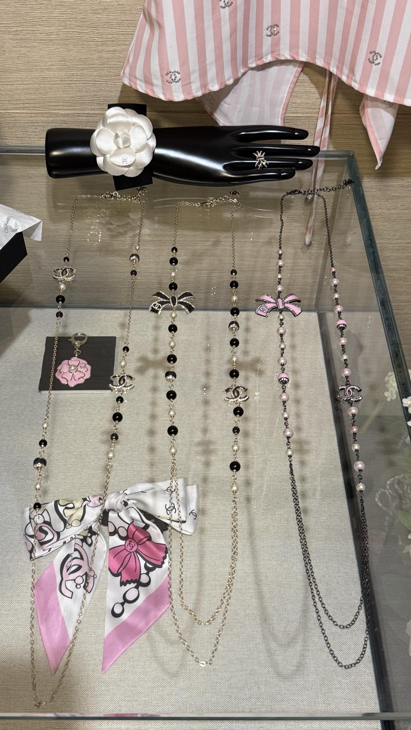 NO:635040,Chanel 25B bow enamel fine sparkling crystal diamond double c pearl glass jewelry sweater chain, short necklace, bracelet, brooch, earrings, bracelets Real photos·collection Pink is sweet and healing Black gold is versatile and noble. It is full of socialite feeling for daily matching or date afternoon tea wear, chanel, sweaters, necklace, brooch, breastpin, bracelet, bracelet, Cardia high-end jewelry19860909Chanel 25B 蝴蝶结珐琅细闪水晶钻双c珍珠琉璃首饰 毛衣链、短项链、手链、胸针、耳钉、手镯 实拍图·合集 粉色甜美又治愈 黑金百搭显贵气 日常搭配or约会下午茶佩戴都名媛感十足,,chanel,sweaters,necklace,brooch，breastpin,bracelet,bracelet,卡迪亚高端饰品,Jewelry