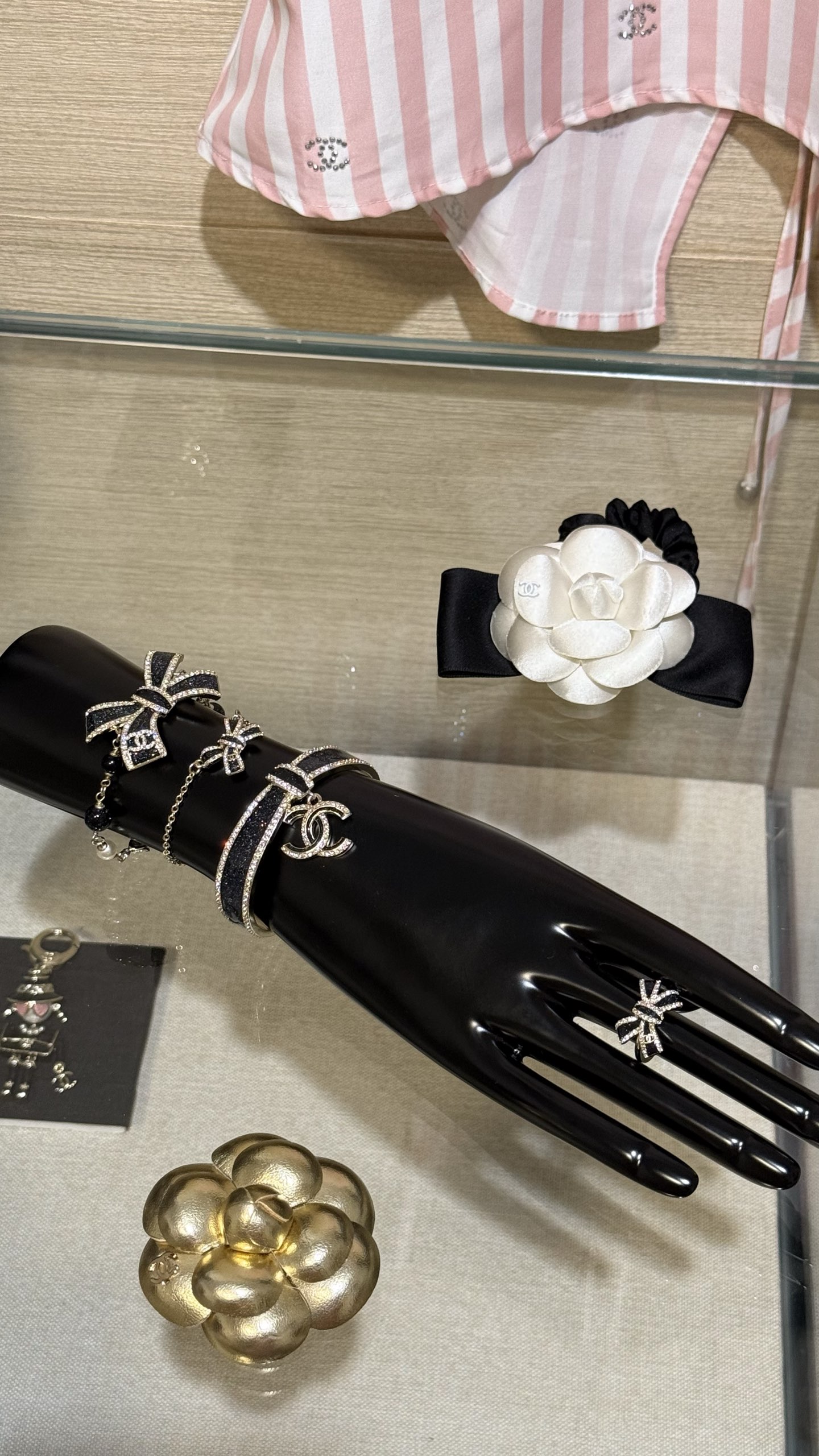 NO:635038,Chanel 25B bow black gold enamel fine light gold double C crystal diamond pearl glass jewelry Real photos·Collection·Superb texture Sweater chain, double-layer short necklace, single chain, bracelet, brooch, earrings, ring ~ Black enamel embellished with fine sequins + bow elements, sweet and eye-catching  Wearing it for daily wear or dating for afternoon tea will look very rich. Chanel, sweaters, necklace, brooch, breastpin, ring, bracelet, Cartier high-end jewelry19860909Chanel 25B 蝴蝶结黑金珐琅细闪浅金色双c水晶钻珍珠琉璃首饰 实拍图·合集·质感超赞 毛衣链、双层短项链、单链、手镯、胸针、耳钉、戒指～ 黑色珐琅点缀细闪亮片+蝴蝶结元素 甜美吸睛 日常搭配or约会下午茶佩戴都非常显富家千金气质,,chanel,sweaters,necklace,brooch，breastpin,ring,bracelet,卡迪亚高端饰品,Jewelry