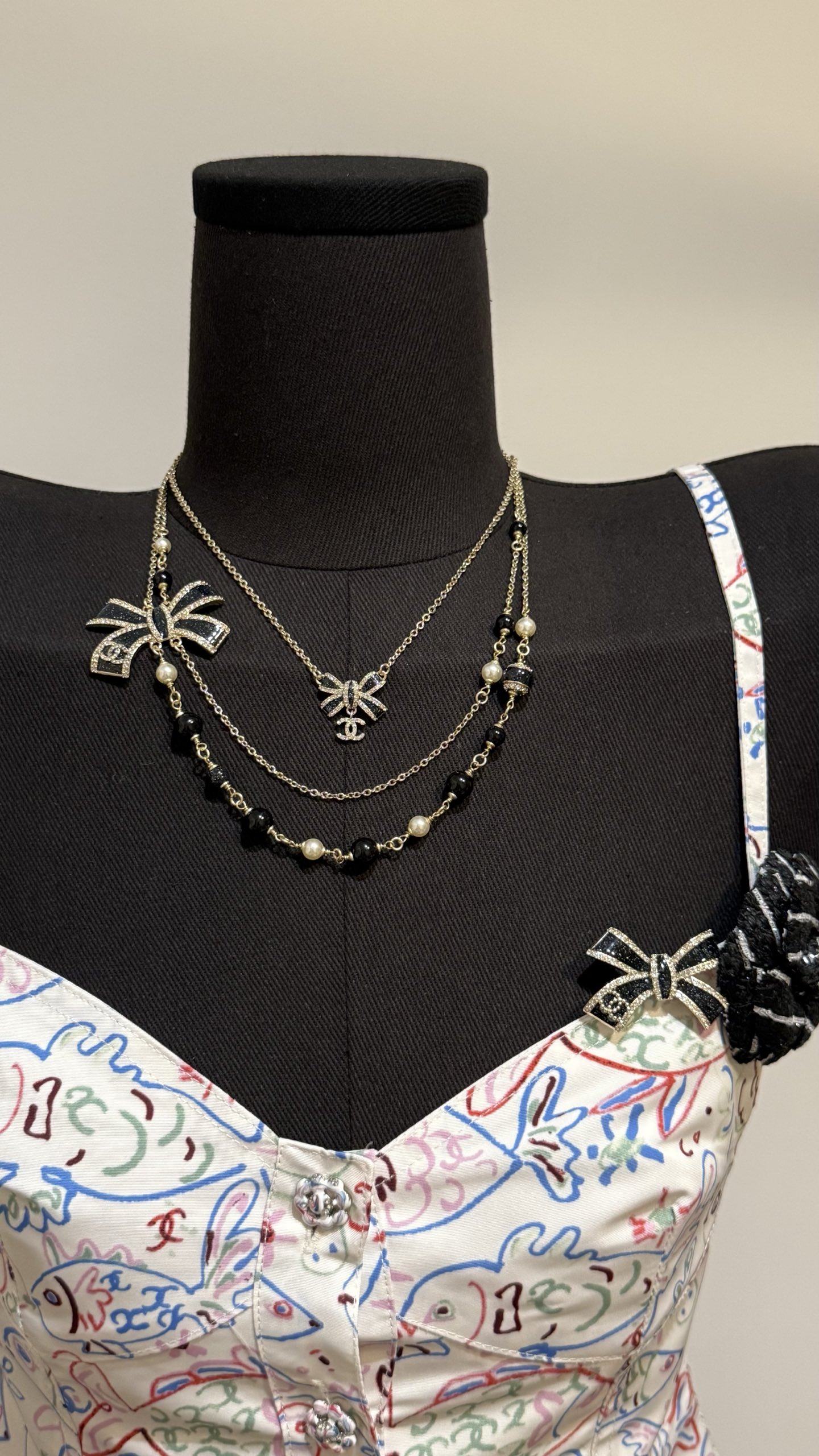 NO:635027,88260,Chanel 25B bow black gold enamel fine glitter light gold full diamond double c glass pearl double layer short necklace black gold bow fine glitter pieces with glass pearl embellishment sweet and noble double chain double chain design upper body has a visual sense of stacking wear for daily matching or date afternoon tea wear full of rich family feeling, chanel necklace, Cartier high-end jewelry1986090988260,Chanel 25B 蝴蝶结黑金珐琅细闪浅金色满钻双c琉璃珍珠双层短项链 黑金蝴蝶结细闪亮片 搭配琉璃珍珠点缀 甜美又贵气 双层链条双链设计 上身有叠戴的视觉感 日常搭配or约会下午茶佩戴富家千金感满满,,chanel,necklace,卡迪亚高端饰品,Jewelry