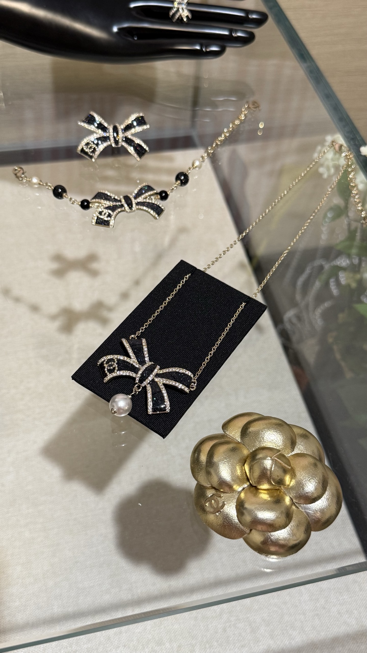 NO:635042,88200.Chanel 25B bow black gold enamel thin light gold double c crystal diamond pearl necklace black gold bow embellished with fine glitter pieces, eye-catching and dazzling. A single pearl hanging below is designed to show super temperament. It can be worn as a daily match or as a date for afternoon tea, which makes you feel like a wealthy daughter. Chanel, necklace, Cartier high-end jewelry1986090988200.Chanel 25B 蝴蝶结黑金珐琅细闪浅金色双c水晶钻珍珠项链 黑金蝴蝶结点缀细闪亮片 吸睛又亮眼 下面悬挂单颗珍珠设计 超显气质 日常搭配or约会下午茶佩戴富家千金感满满,,chanel,necklace,卡迪亚高端饰品,Jewelry