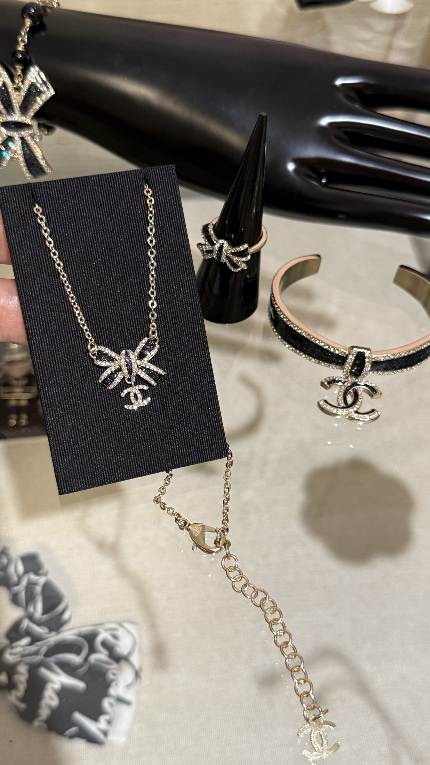 NO:635044,88180,Chanel 25B Light gold bow with black gold enamel and fine glitter hanging full diamond double C crystal diamond necklace. Black gold bow embellished with fine glitters. Hanging full diamond double C. It is exquisite and eye-catching. It is super elegant when worn. It is very suitable for daily wear, versatile for all seasons, chanel, necklace, Cartier high-end jewelry.1986090988180,Chanel 25B 浅金色蝴蝶结黑金珐琅细闪悬挂满钻双c水晶钻项链 黑金蝴蝶结点缀细闪亮片 悬挂满钻双c 精致吸睛又亮眼 戴上超级显气质 非常适合日常佩戴四季百搭,,chanel,necklace,卡迪亚高端饰品,Jewelry