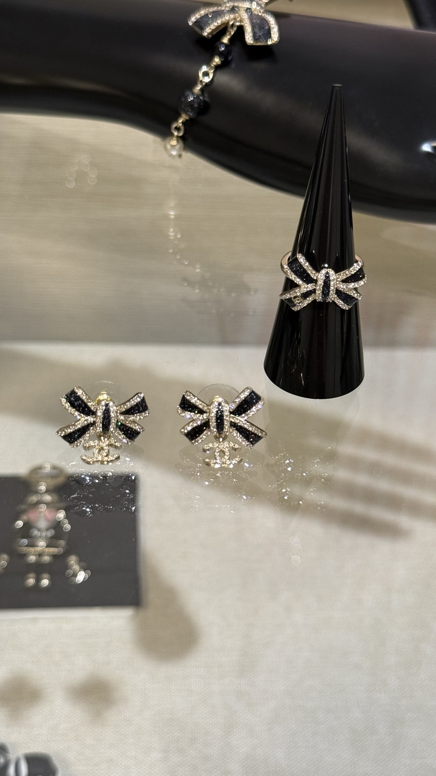 NO:635372,[New Product] Chanel 25B light gold bow with black gold enamel and fine glitter hanging full diamond double C crystal diamond earrings. Black gold bow embellished with fine glitter. Hanging full diamond double C. Exquisite and eye-catching. It is super elegant when worn. Very suitable for daily wear. Versatile for all seasons, chanel, earrings, Cartier high-end jewelry.19860909【新品】 Chanel 25B 浅金色蝴蝶结黑金珐琅细闪悬挂满钻双c水晶钻耳环 黑金蝴蝶结点缀细闪亮片 悬挂满钻双c 精致吸睛又亮眼 戴上超级显气质 非常适合日常佩戴四季百搭,,chanel,earrings,卡迪亚高端饰品,Jewelry