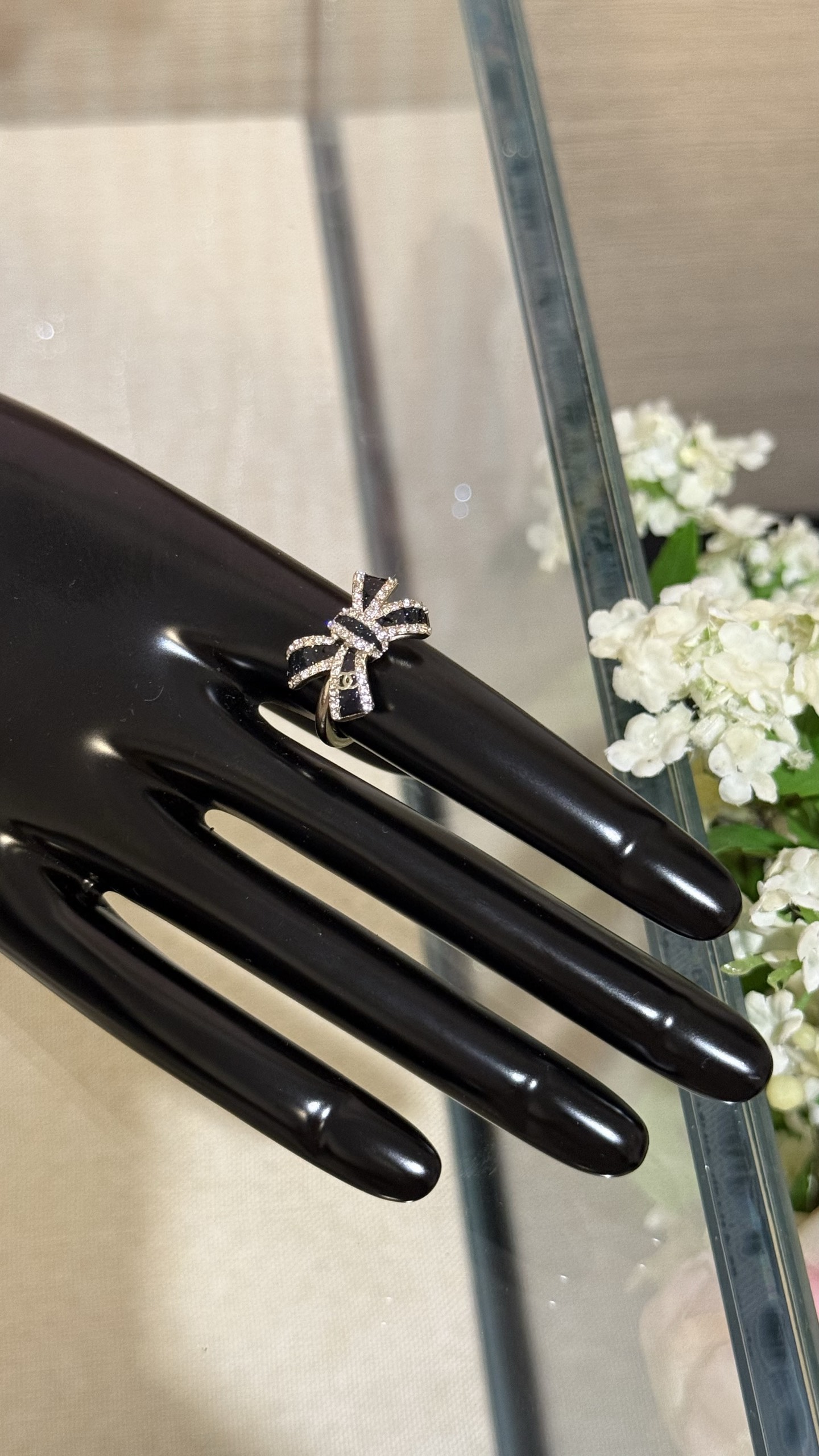 NO:635362,[New product] Chanel 25B bow black gold enamel fine light gold double C crystal diamond ring. Black gold bow embellished with fine glitter and small double C design. Who knows how to be noble and girly? It is super photogenic with just one shot. Wear it and you will instantly become an exquisite socialite, chanel ring, high-end Cartier jewelry.19860909【新品】 Chanel 25B 蝴蝶结黑金珐琅细闪浅金色双c水晶钻戒指 黑金蝴蝶结点缀细闪亮片搭配小双c设计 贵气又少女谁懂 随手一拍超上镜 戴上秒变精致名媛千金,,chanel,ring,卡迪亚高端饰品,Jewelry