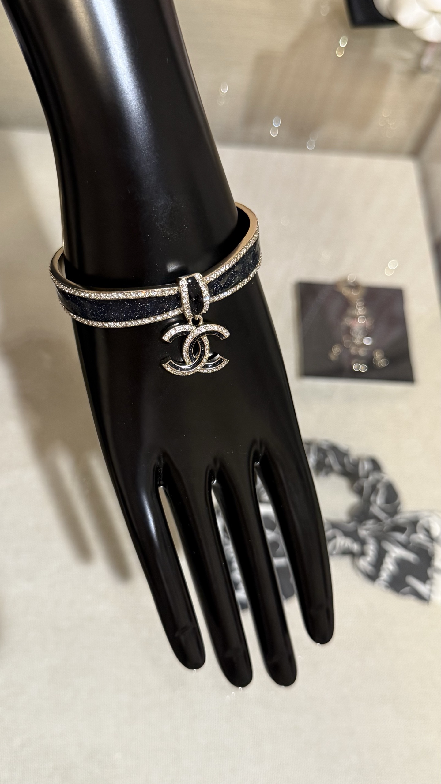 NO:635359,[New product] Chanel 25B light gold bow, black gold enamel, fine glitter, hanging full diamonds and double C crystal diamond open bracelet. Black gold bow embellished with fine glitter. Hanging full diamonds, double C opening design. Wearing it is super elegant and elegant. Sweetness and nobility coexist,,chanel,bracelet,Cardia high-end jewelry19860909【新品】 Chanel 25B 浅金色蝴蝶结黑金珐琅细闪悬挂满钻双c水晶钻开口手镯 黑金蝴蝶结点缀细闪亮片 悬挂满钻双c开口设计 戴上超级显优雅显气质 甜美与贵气并存,,chanel,bracelet,卡迪亚高端饰品,Jewelry