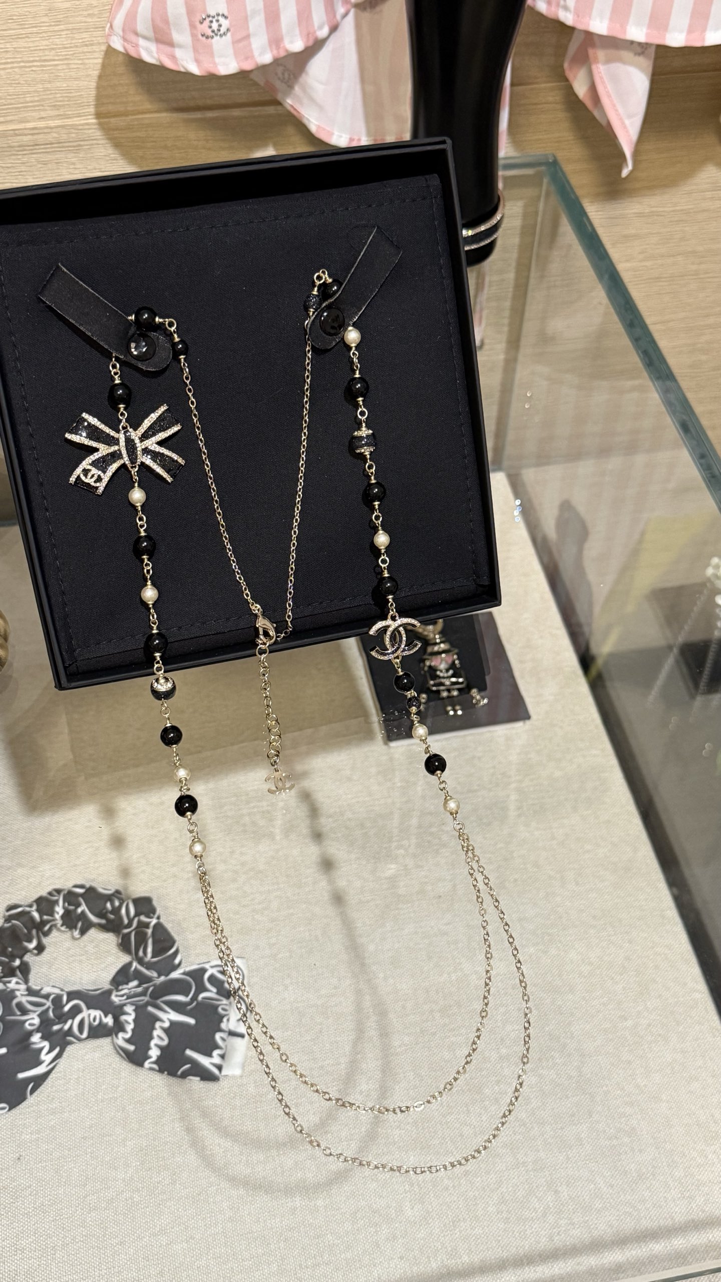 NO:635355,[New Product Sharing] Chanel 25B Bow Black Gold Enamel Fine Sparkling Light Gold Double C Crystal Diamond Glazed Pearl Sweater Chain Long Chain Li Rongshu's Same Style Sweet and Elegant Black Gold Bow Thin Glitter + Glazed Pearl Embellishment The Texture Is Awesome For Daily Matching or Date Afternoon Tea Wear to Feel Like a Rich Family, Chanel, Sweaters, Cartier High-End Jewelry19860909【新品分享】 Chanel 25B 蝴蝶结黑金珐琅细闪浅金色双c水晶钻琉璃珍珠毛衣链长链 李荣书同款 甜美又贵气 黑金蝴蝶结细闪亮片+琉璃珍珠点缀 质感超赞 日常搭配or约会下午茶佩戴富家千金感满满,,chanel,sweaters,卡迪亚高端饰品,Jewelry