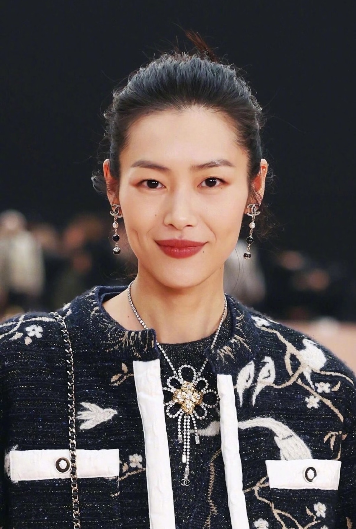 NO:634933,Collection of real photos of the same style as my cousin Liu Wen Chanel 25a black fine glitter enamel spliced ​​with crystal diamonds double c glass pearl jewelry sweater chain, choker necklace, single chain necklace, bracelet, earrings, long earrings fine glitter spliced ​​rhinestone double c design embellished with pearl glass beads full of texture and versatile for daily use, chanel, sweaters, earrings, necklace, bracelet, Cartier high-end jewelry19860909大表姐刘雯同款 实拍图合集 Chanel 25a 黑色细闪亮片珐琅拼接水晶钻双c琉璃珍珠首饰 毛衣链、choker颈链、单链项链、手链、耳钉、长款耳环 细闪亮片拼接水钻双c设计 点缀珍珠琉璃珠 质感满满日常百搭,,chanel,sweaters,earrings,necklace,bracelet,卡迪亚高端饰品,Jewelry