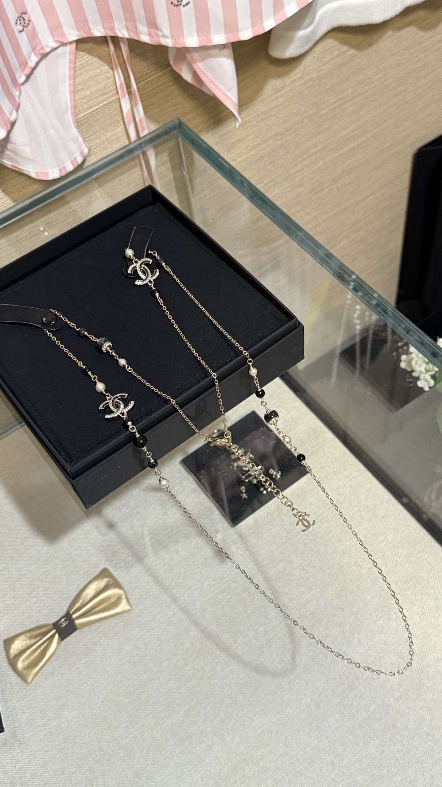 NO:634927,88250 [New product sharing] Chanel 25a black fine glitter enamel spliced ​​crystal diamond double c glass pearl chain sweater chain long chain black fine glitter spliced ​​rhinestone double c design embellished with pearls and glass beads, versatile and textured, the upper body is elegant and noble, daily matching clothes are very high-end, chanel, sweaters, Cartier high-end jewelry1986090988250【新品分享】 Chanel 25a 黑色细闪亮片珐琅拼接水晶钻双c琉璃珍珠链条毛衣链长链 黑色细闪亮片拼接水钻双c设计 点缀珍珠与琉璃珠 百搭又有质感 上身优雅与贵气并存 日常搭配衣服很高级,,chanel,sweaters,卡迪亚高端饰品,Jewelry