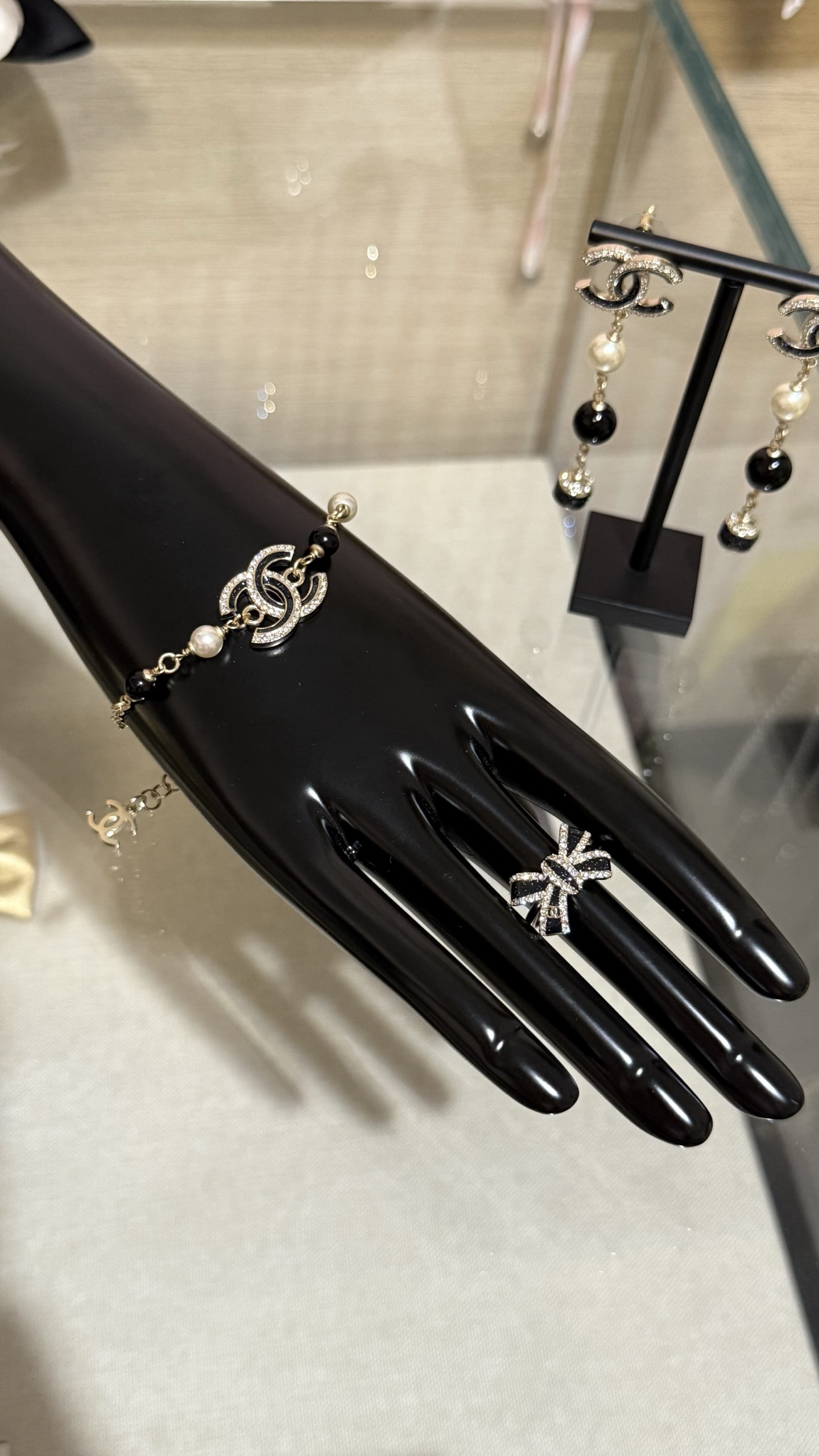 NO:634929,88200 [New product sharing] Chanel 25a black fine glitter enamel spliced ​​crystal diamond double C glass pearl bracelet. Black fine sparkle spliced ​​rhinestone double C design. Embellished with pearls and glass beads. Versatile and textured. The upper body is elegant and noble. Daily matching clothes are very high-end, chanel, bracelet, Cartier high-end jewelry.1986090988200【新品分享】 Chanel 25a 黑色细闪亮片珐琅拼接水晶钻双c琉璃珍珠手链 黑色细闪亮片拼接水钻双c设计 点缀珍珠与琉璃珠 百搭又有质感 上身优雅与贵气并存 日常搭配衣服很高级,,chanel,bracelet,卡迪亚高端饰品,Jewelry