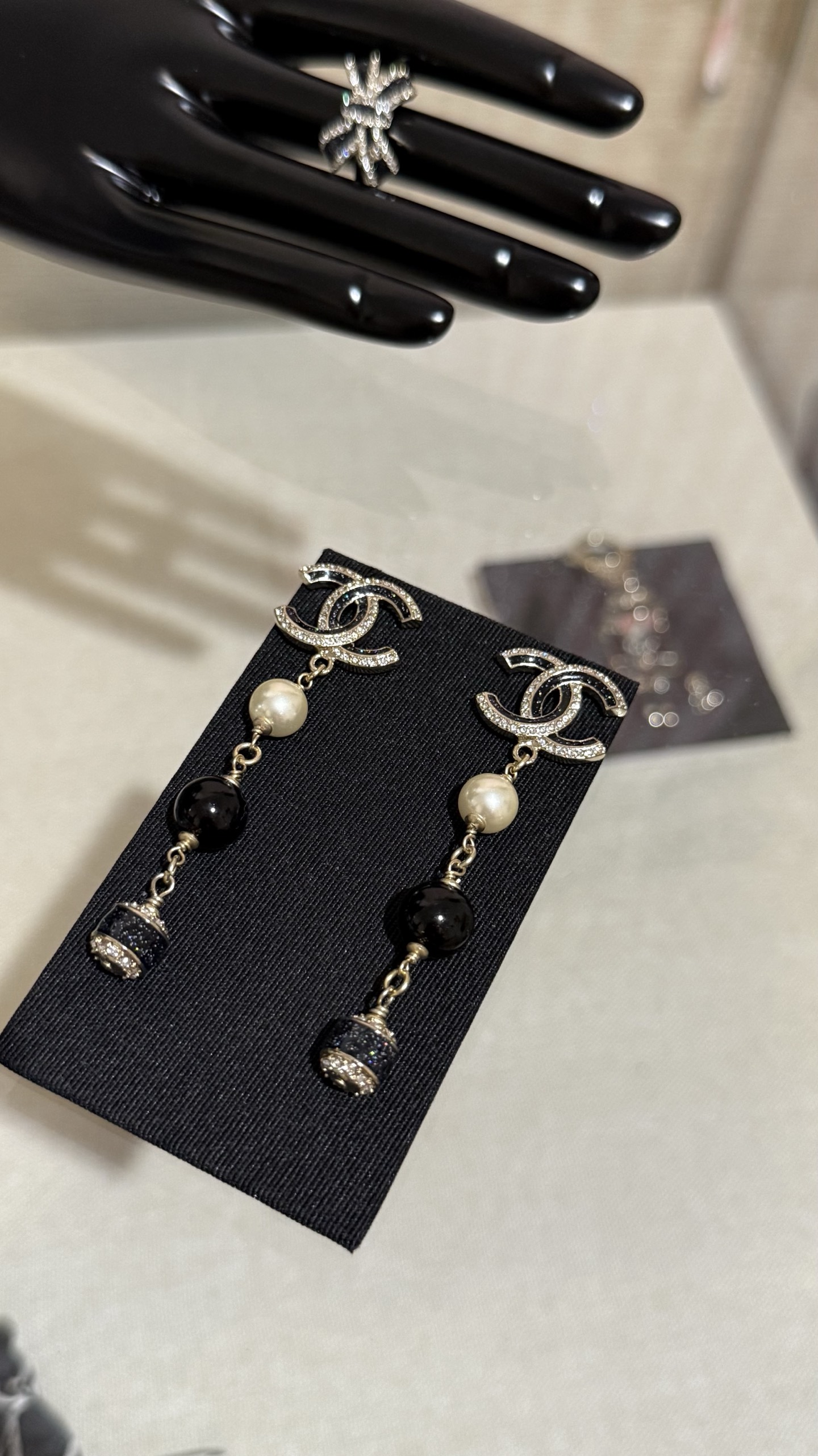 NO:634931,88200 [New product sharing] Chanel 25a black fine glitter enamel spliced ​​crystal diamond double-c glass pearl long earrings. The same style as Liu Wen’s show. Glass pearl + black sequin rhinestone double-c double-c long design. The upper body is very flattering to the face and shows the temperament. It is properly refined and noble. It can be used in formal dresses and also suitable for daily matching. Chanel, earrings, Cartier high-end jewelry1986090988200【新品分享】 Chanel 25a 黑色细闪亮片珐琅拼接水晶钻双c琉璃珍珠长款耳环 刘雯秀场同款 琉璃珍珠+黑色亮片水钻双拼双c长款设计 上身非常修饰脸型显气质 妥妥的精致贵气 可以驾驭正装礼服也适合日常搭配,,chanel,earrings,卡迪亚高端饰品,Jewelry