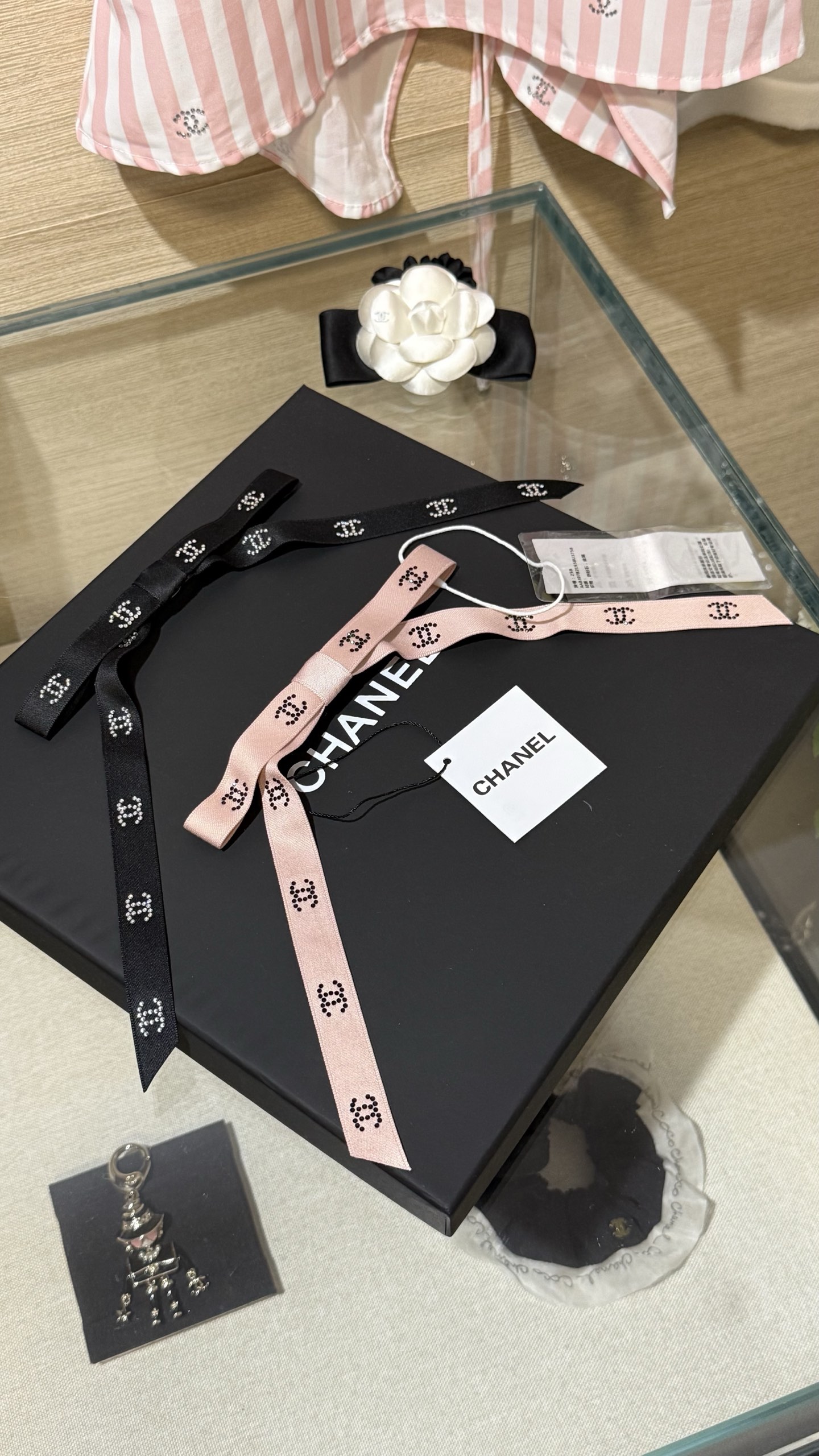 NO:635855,88200, continue to ship, one piece for each person, so beautiful, the travel item is finally in stock, hurry up and place your order today ~ Chanel 25B full diamond small double C ribbon bow hairpin black/pink, the same style as the package, full of fairy spirit, bow ribbon + full diamond small logo embellishment, exquisite and sweet, the real thing is very textured, the upper body can easily add points to the look, black is noble and elegant, pink is sweet and cute,,chanel,hairpins,Cardia high-end jewelry1986090988200,继续出货,人手一件,太漂亮了,旅游单品最后现货,今天抓紧下单～Chanel 25B 满钻小双c缎带蝴蝶结发夹 黑色/粉色 包上恩同款 仙气十足 蝴蝶结缎带+满钻小Logo点缀 精致又甜美 实物非常有质感 上身轻松为造型加分 黑色贵气优雅 粉色甜美可爱,,chanel,hairpins,卡迪亚高端饰品,Jewelry