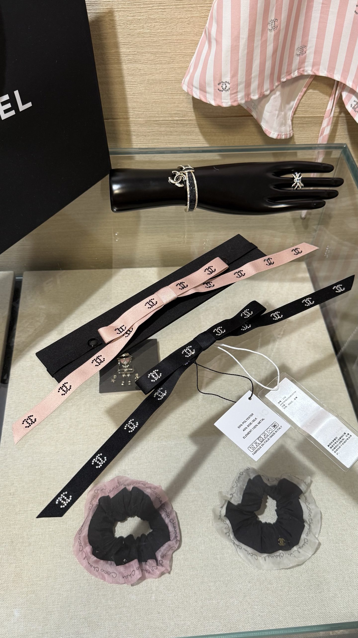 NO:635858,88200, Chanel 25B black full-diamond small double C ribbon bow hairpin, the same style as the bag, beautiful and noble, bow ribbon + full-diamond small logo embellishment, exquisite and sweet, very textured in kind, easy to add points to the upper body, Chanel, hairpins, Cartier high-end jewelry1986090988200,Chanel 25B 黑色满钻小双c缎带蝴蝶结发夹 包上恩同款 貌美贵气 蝴蝶结缎带+满钻小Logo点缀 精致又甜美 实物非常有质感 上身轻松为造型加分,,chanel,hairpins,卡迪亚高端饰品,Jewelry