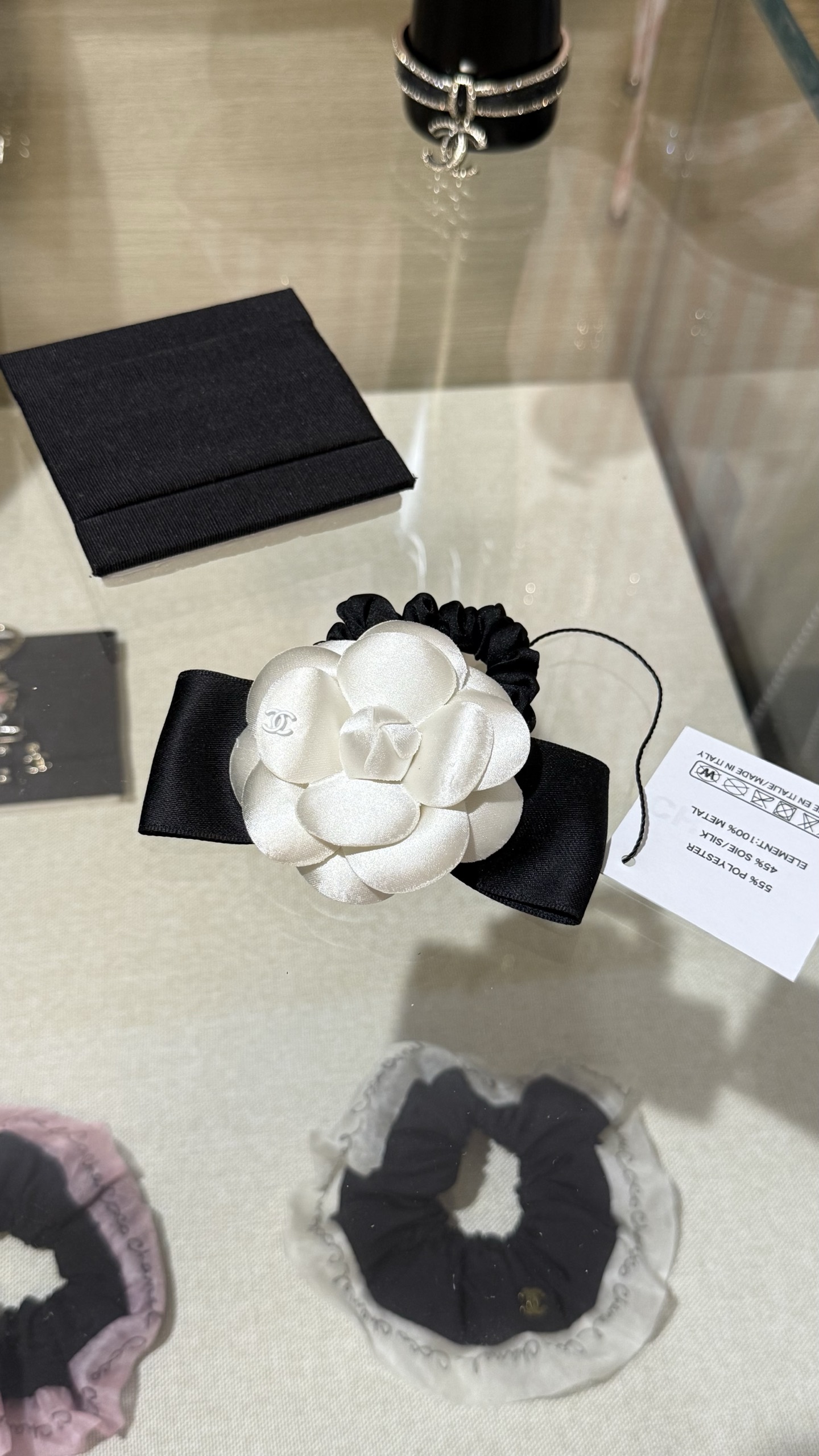 NO:634714,88170,Chanel new product white three-dimensional satin camellia enamel double c black bow hair tie. The three-dimensional satin camellia has a great luster. It is designed with a black bow hair tie. The upper body is elegant and elegant, whether it is worn on the wrist or in the hair, it is full of sophistication~,,chanel,Cardia high-end jewelry1986090988170,Chanel 新品 白色立体缎面山茶花珐琅双c黑色蝴蝶结发圈 立体缎面山茶花光泽感超赞 搭配黑色蝴蝶结发圈设计 上身优雅显气质 无论是戴手腕上or头发上都精致感满满～,,chanel,卡迪亚高端饰品,Jewelry
