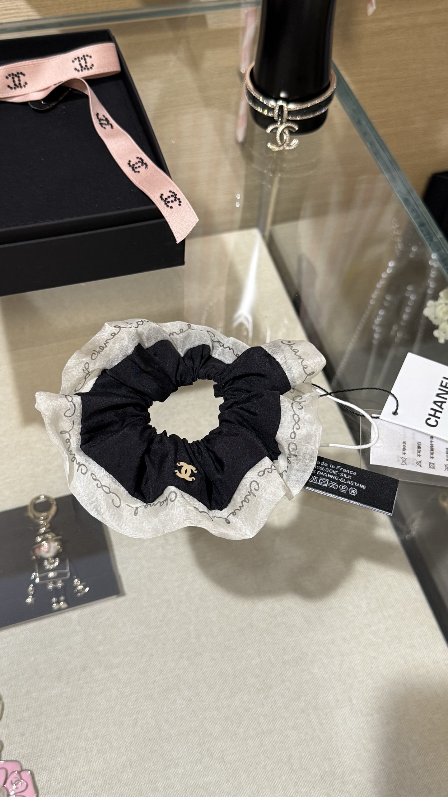 NO:635409,[New product sharing] Chanel 25B new product black and white color silk splicing mesh letter printing gold double C hair tie 95 mulberry silk + spun yarn material full texture coco chanel printing black and white color matching design super southern French holiday style Wear it on the wrist, tie your hair in a ball, braid a braid or simply tie a ponytail, you will feel full of gold, chanel, Cartier high-end jewelry19860909【新品分享】 Chanel 25B新品 黑白配色丝绸拼接网纱字母印花金色双c发圈 95桑蚕丝+细纱材质 质感十足 coco chanel印花黑白拼色设计 超级南法度假风 戴在手腕上、扎丸子头、编麻花辫或者简简单单扎个马尾都千金感满满,,chanel,卡迪亚高端饰品,Jewelry