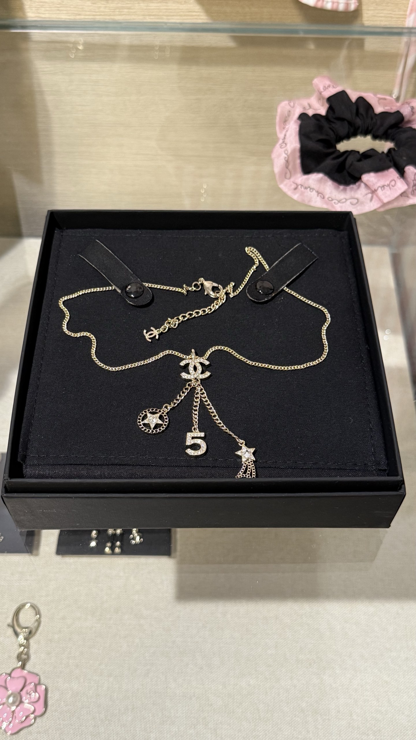 NO:634940,88200 [New Product] Chanel 25B New Light Gold Tassel Hollow Comet No.5 Round Full Diamond Star Double C Necklace. Below the full diamond double C hangs No.5 + small trailing comet + hollow round diamond star pendant. Exquisite and has a sense of design. The long tassel design upper body and smooth neck line show temperament. It is very eye-catching and noble for daily wear or attending events. Chanel, necklace, Cartier high-end jewelry1986090988200【新品】 Chanel 25B新款 浅金色流苏镂空彗星No.5圆形满钻星星双c项链 满钻双c下面悬挂No.5+小拖尾彗星+镂空圆形带钻星星小挂件 精致又有设计感 长款流苏设计上身流畅颈部线条显气质 日常佩戴or出席活动都非常吸睛贵气,,chanel,necklace,卡迪亚高端饰品,Jewelry