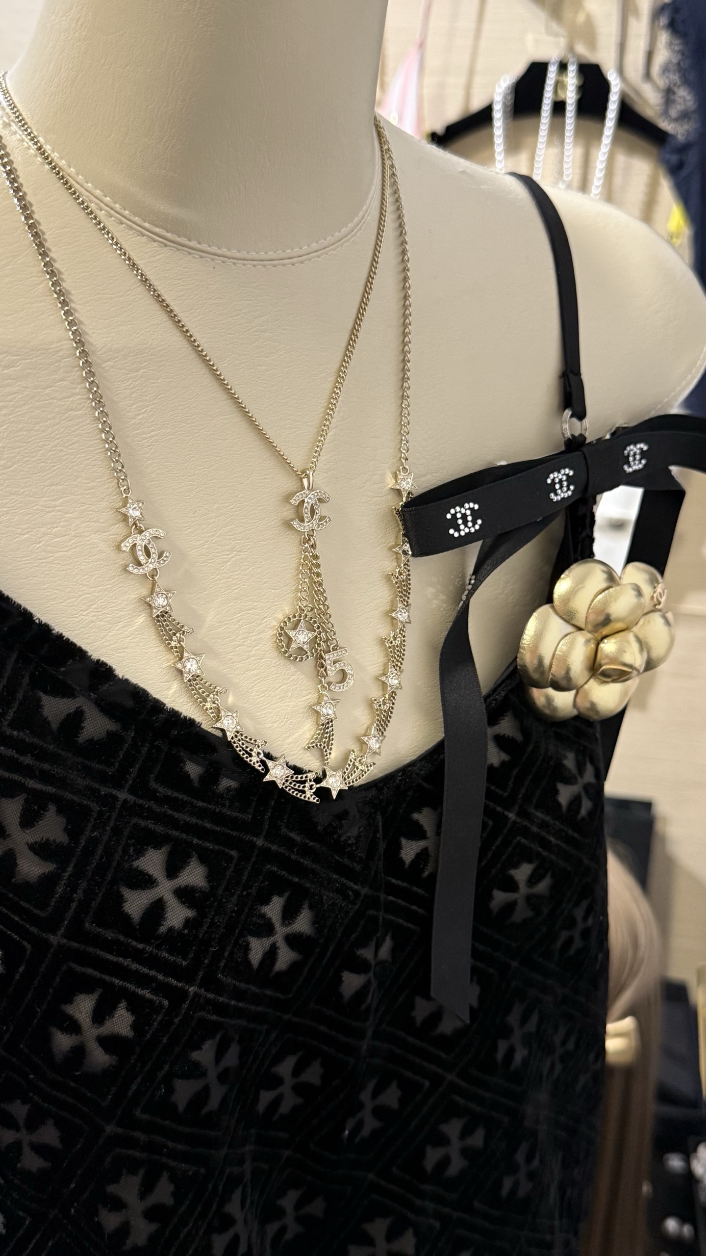 NO:634750,[New product sharing] Chanel 25B new light gold hollow comet full of diamonds and stars double C medium-length necklace. A whole row of comets are connected side by side. The small tail shape is exquisite and cute. It is very eye-catching and noble for daily wear or attending events. Chanel, necklace, Cartier high-end jewelry19860909【新品分享】 Chanel 25B新款 浅金色镂空彗星满钻星星双c中长款项链 一整排彗星并排相接 小拖尾造型精致可爱 日常佩戴or出席活动都非常吸睛贵气,,chanel,necklace,卡迪亚高端饰品,Jewelry