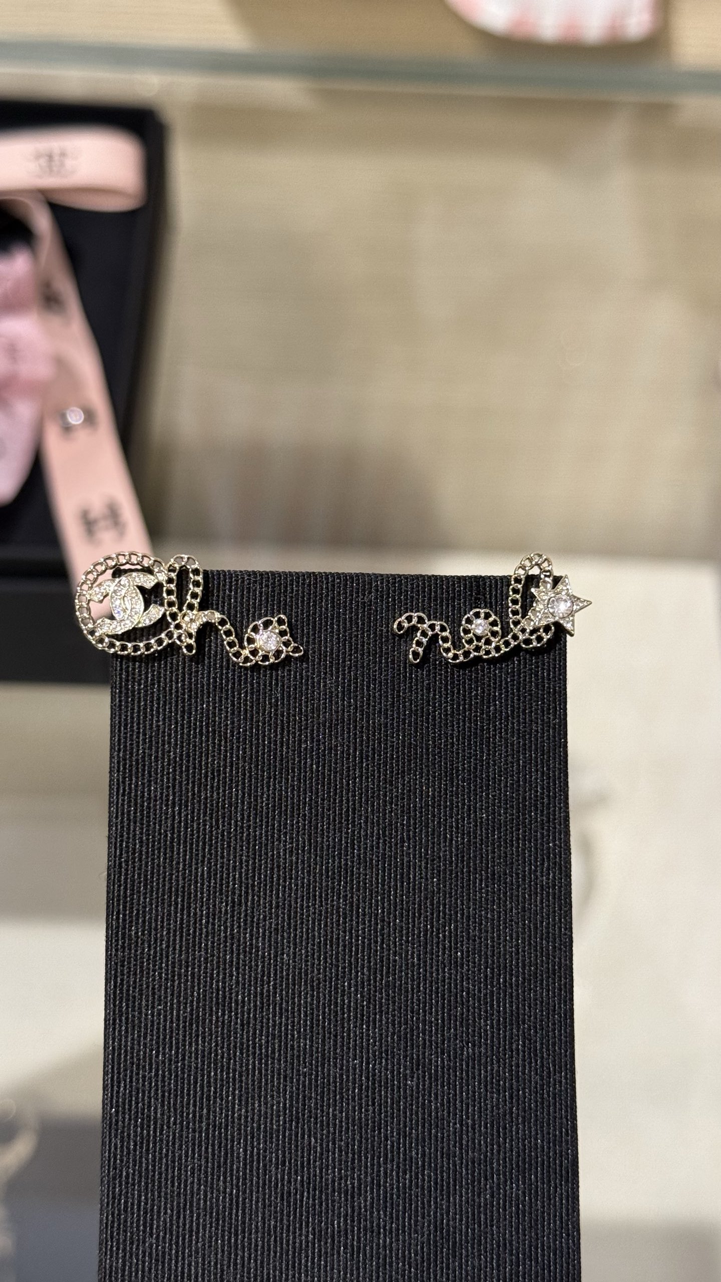 NO:634939,88160 [New product sharing] Chanel 25b ab style hollow chain handwritten letters full of diamond stars and double C light gold earrings. Cha+nel asymmetric combination. The initial letter is embedded with full diamonds and double C. The tail is embellished with five-pointed stars. It has a sense of design. The upper body is small, delicate and unique. It is very suitable for daily wear, chanel, and Cartier high-end jewelry.1986090988160【新品分享】 Chanel 25b ab款镂空链条手写体字母满钻星星双c浅金色耳钉 Cha+nel不对称组合 首字母字内嵌满钻双c 尾部五角星点缀 非常有设计感 上身小巧精致又独特 非常适合日常佩戴,,chanel,卡迪亚高端饰品,Jewelry