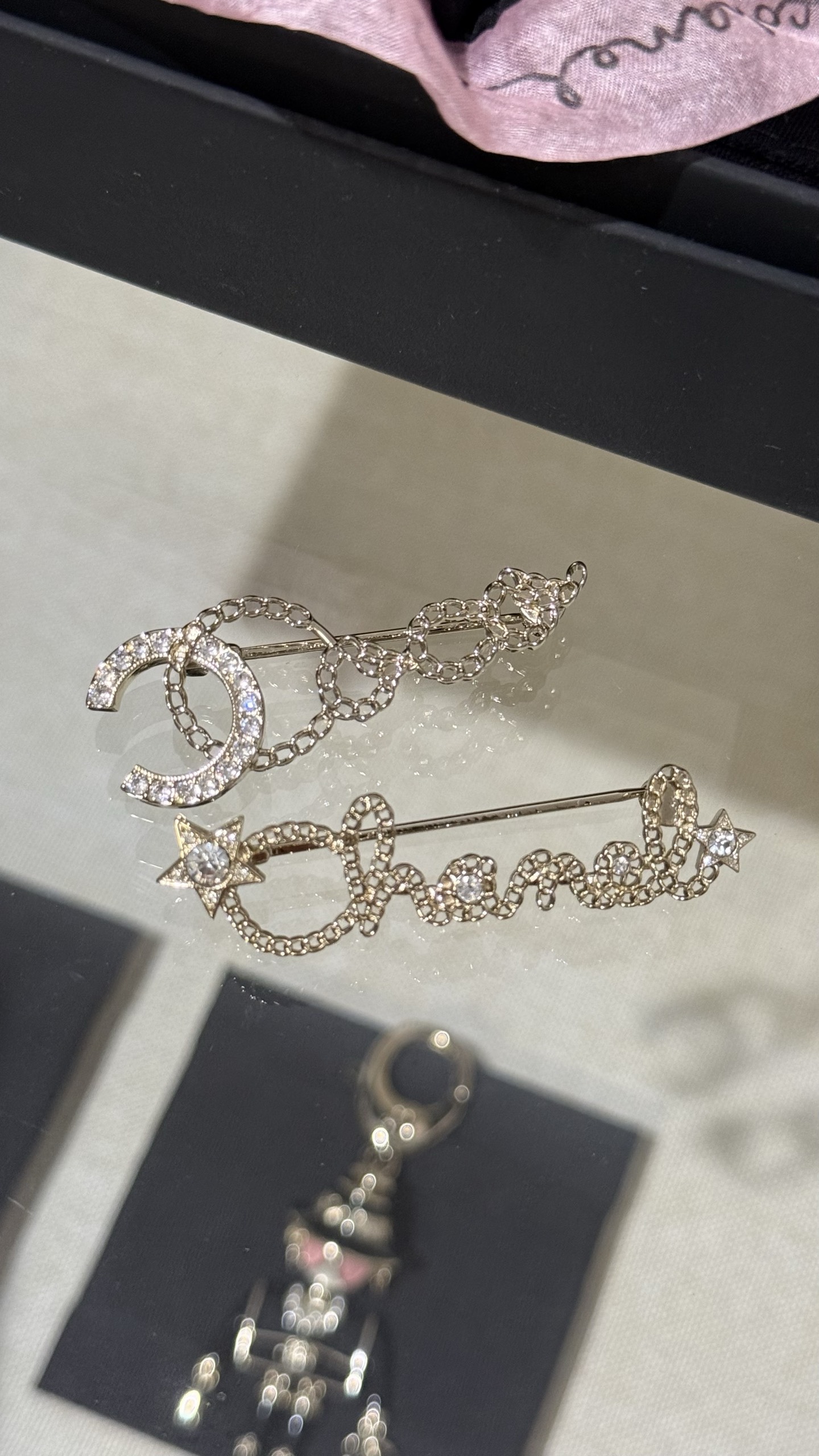 NO:634941,88150 [New Product Sharing] Chanel 25b light gold double C crystal diamond spliced ​​hollow chain coco letter interlocking brooch. The perfect fusion of the two iconic elements of double c and coco. Very design sense. Whether worn alone or stacked, it is very exquisite and beautiful, chanel, brooch, breastpin, Cartier high-end jewelry1986090988150【新品分享】 Chanel 25b 浅金色双c水晶钻拼接镂空链条coco字母互扣胸针 双c与coco两个标志性元素的完美融合 非常有设计感 无论是单独佩戴or叠搭都非常精致有美感,,chanel,brooch，breastpin,卡迪亚高端饰品,Jewelry