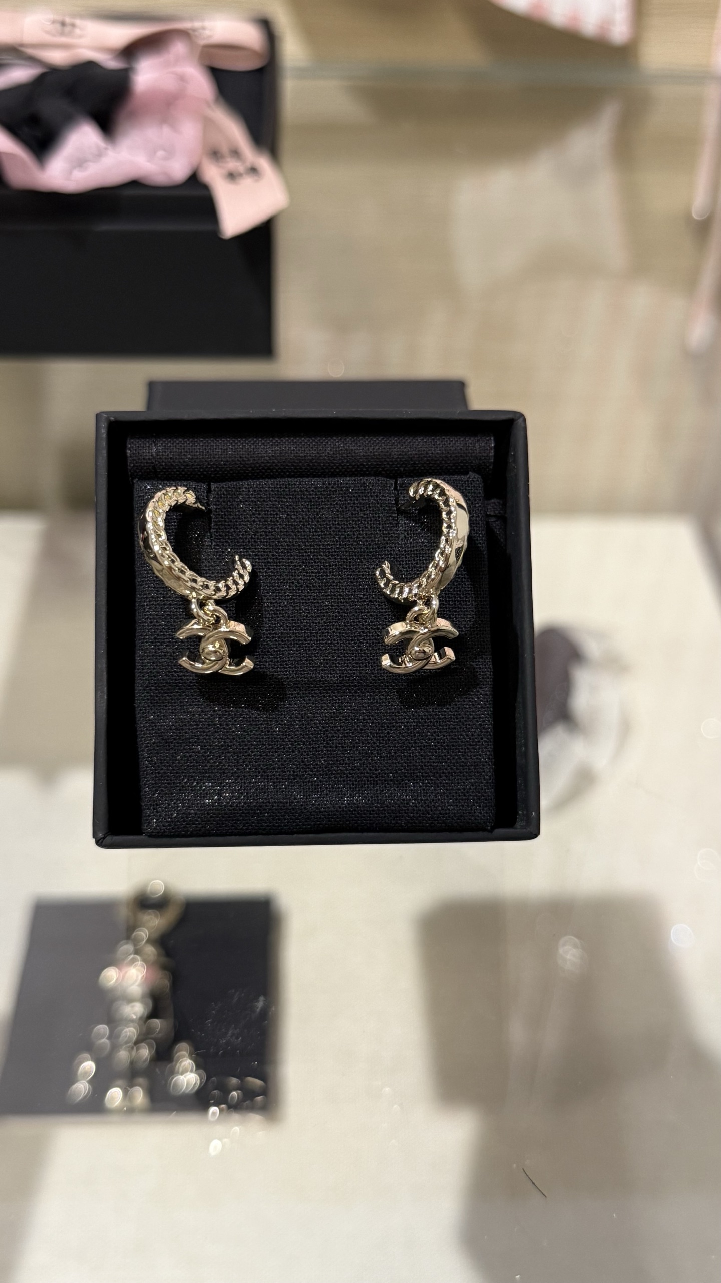 NO:634935,88160 [New product sharing] Chanel 25B light gold half-ring chain hanging double-C school bag buckle earrings. Half-ring chain + double-C school bag buckle design. Versatile and good-looking for daily use. A must-have for dressing with a sense of celebrity. Wearing it will instantly enhance the sophistication. Chanel, earrings, Cartier high-end jewelry1986090988160【新品分享】 Chanel 25B 浅金色半环链条悬挂双c书包扣耳环 半环链条+双c书包扣设计 日常百搭又好看 名媛感穿衣搭配必备 戴上立马提升精致度,,chanel,earrings,卡迪亚高端饰品,Jewelry