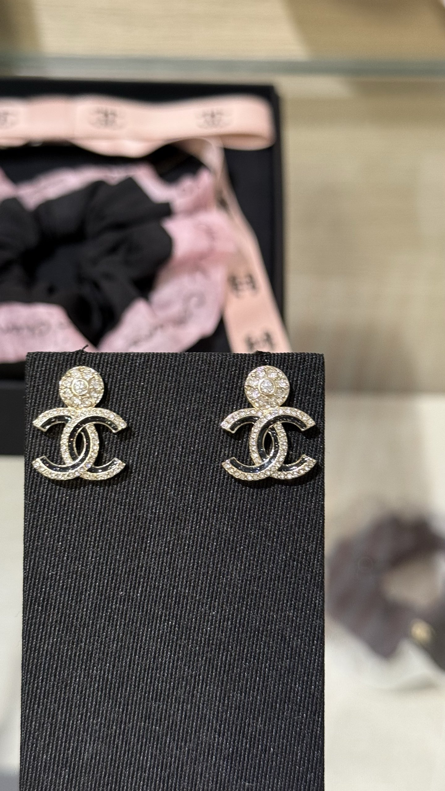 NO:635374,[New Product] Chanel 25a full diamond round light gold double C black fine glitter enamel stitching crystal diamond stud earrings round full diamond + stitching double C design with black fine glitter embellishment small and yet present, elegant and simple, a versatile style for all seasons, chanel, Cartier high-end jewelry19860909【新品】 Chanel 25a 满钻圆形浅金色双c黑色细闪亮片珐琅拼接水晶钻耳钉 圆形满钻+拼接双c设计 搭配黑色细闪亮片点缀 小巧又不失存在感 优雅又简洁属四季百搭款,,chanel,卡迪亚高端饰品,Jewelry