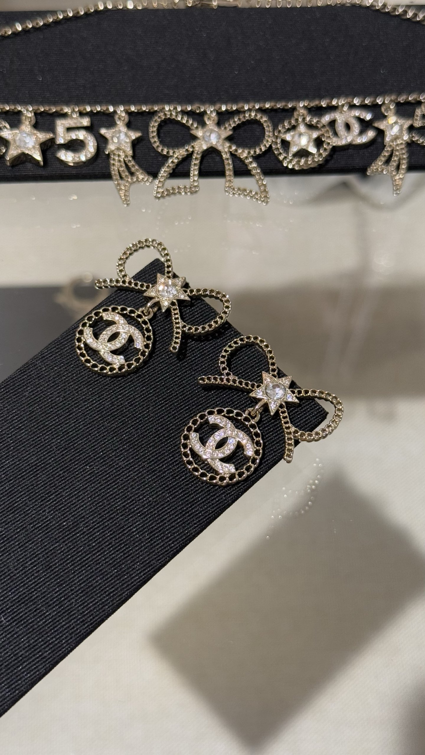 NO:634765,[New product sharing] 88180 Chanel 25b light gold bow full of diamond stars hanging round hollow double C earrings with diamonds. The hollow chain outlines the round outline of the bow. It is embellished with full diamond stars and double C design. It is exquisite, sweet and smart. The upper body is full of ladylike temperament. It is very noble,,chanel,earrings,Cardia high-end jewelry19860909【新品分享】88180 Chanel 25b 浅金色蝴蝶结满钻星星悬挂圆形镂空双c带钻耳环 镂空链条勾勒出蝴蝶结圆形轮廓 点缀满钻星星双c设计 精致甜美又灵动 上身名媛气质感满满 非常显贵气,,chanel,earrings,卡迪亚高端饰品,Jewelry