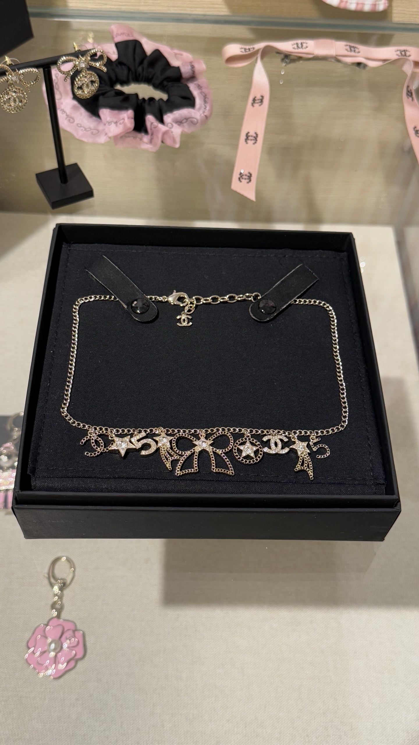 NO:635031,[New product sharing] Chanel 25b light gold bow full of diamond stars double C hollow chain comet tassel multi-element necklace. The chain is hung with multi-element small pendants hollow bow, chain comet, full diamond star, double C with diamonds, No.5, etc. Sweet, cute and very smart. Wear it with exquisite nobility and feel full of wealth, chanel, necklace, Cartier high-end jewelry19860909【新品分享】 Chanel 25b 浅金色蝴蝶结满钻星星双c镂空链条彗星流苏多元素项链 链条上挂满多元素小挂件镂空蝴蝶结、链条彗星、满钻星星、带钻双C、No.5等 甜美可爱又十分灵动 戴上精致贵气富家千金感满满,,chanel,necklace,卡迪亚高端饰品,Jewelry