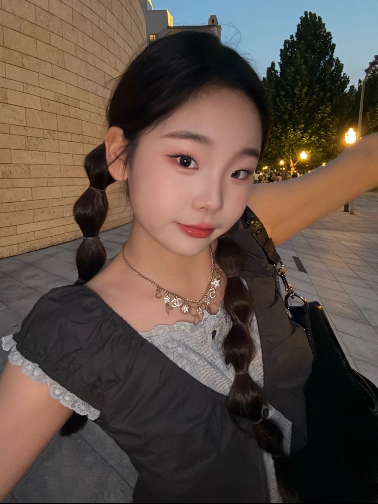 NO:635033,Sweet and cute, but not a millionaire. Recommended multi-element necklace. Chanel 25b. Light gold bow full of diamond stars, double C, hollow chain, comet tassel, multi-element necklace. The chain is hung with multi-element small pendants, hollow bow, chain comet, full of diamond stars, double C with diamonds, No.5, etc. Sweet, cute and very smart. Wear it with exquisite nobility and feel full of wealth. Chanel,necklace,Cardia high-end jewelry19860909甜美可爱又不是千金感 多元素项链推荐 Chanel 25b 浅金色蝴蝶结满钻星星双c镂空链条彗星流苏多元素项链 链条上挂满多元素小挂件镂空蝴蝶结、链条彗星、满钻星星、带钻双C、No.5等 甜美可爱又十分灵动 戴上精致贵气富家千金感满满,,chanel,necklace,卡迪亚高端饰品,Jewelry