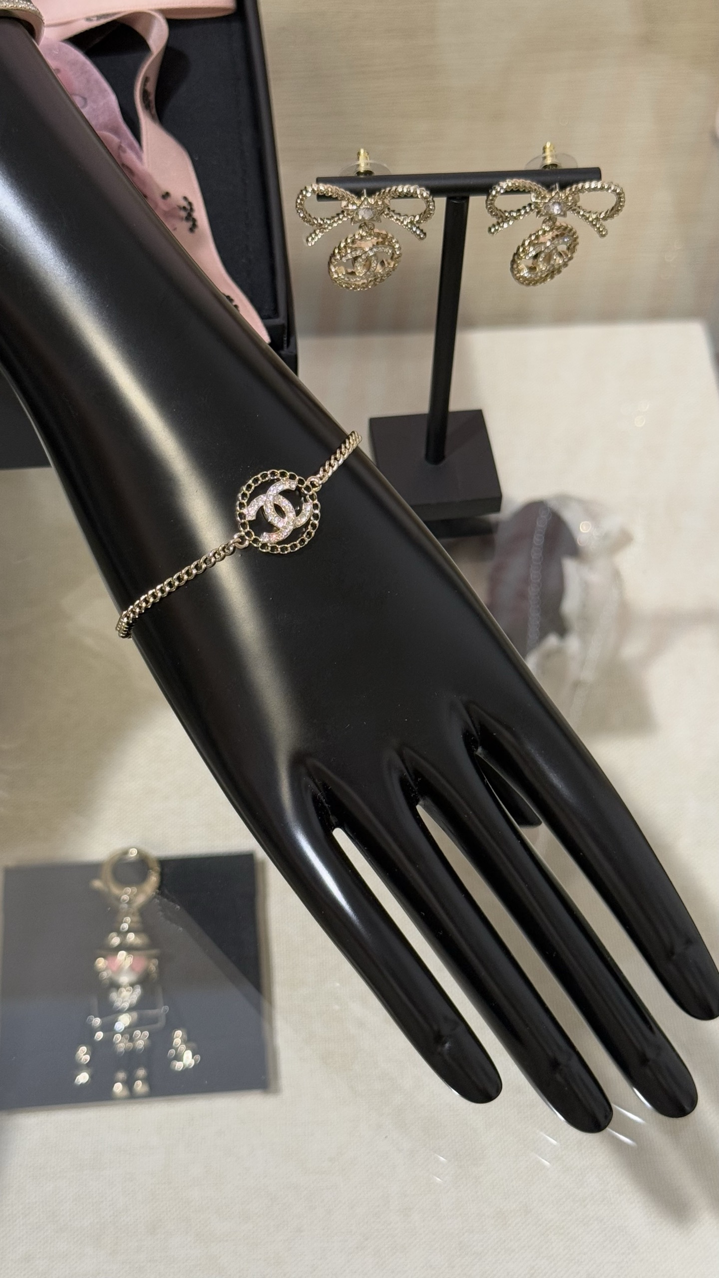 NO:634771,[New Product Sharing] 88160 Chanel 25B Light Gold Hollow Chain Round Full Diamond Double C Bracelet Hollow Chain + Full Diamond Double C Design Simple, Elegant and Eye-catching The upper body is modified and the hand lines are visually slimmer. Recommended,,chanel,bracelet,Cardia high-end jewelry19860909【新品分享】88160 Chanel 25B 浅金色镂空链条圆形满钻双c手链 镂空链条+满钻双c设计 简单又大方耐看 上身修饰手部线条视觉上更显纤细 推荐,,chanel,bracelet,卡迪亚高端饰品,Jewelry