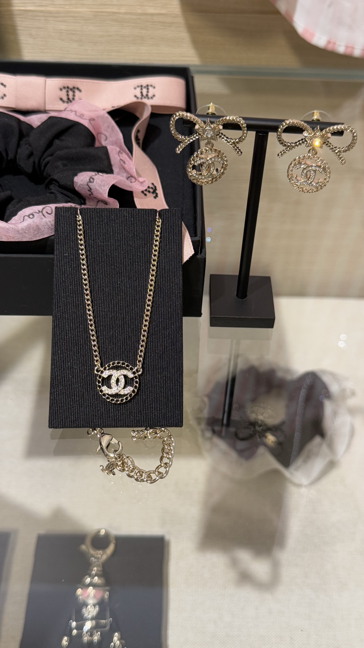 NO:634768,[New product sharing] 88170 Chanel 25B light gold hollow chain round full diamond double C necklace Hollow chain + full diamond double C design Simple and elegant eye-catching Very suitable for daily commuting Exquisite and noble, chanel, necklace, Cartier high-end jewelry19860909【新品分享】88170 Chanel 25B 浅金色镂空链条圆形满钻双c项链 镂空链条+满钻双c设计 简单又大方耐看 非常适合日常通勤佩戴 精致显贵气,,chanel,necklace,卡迪亚高端饰品,Jewelry