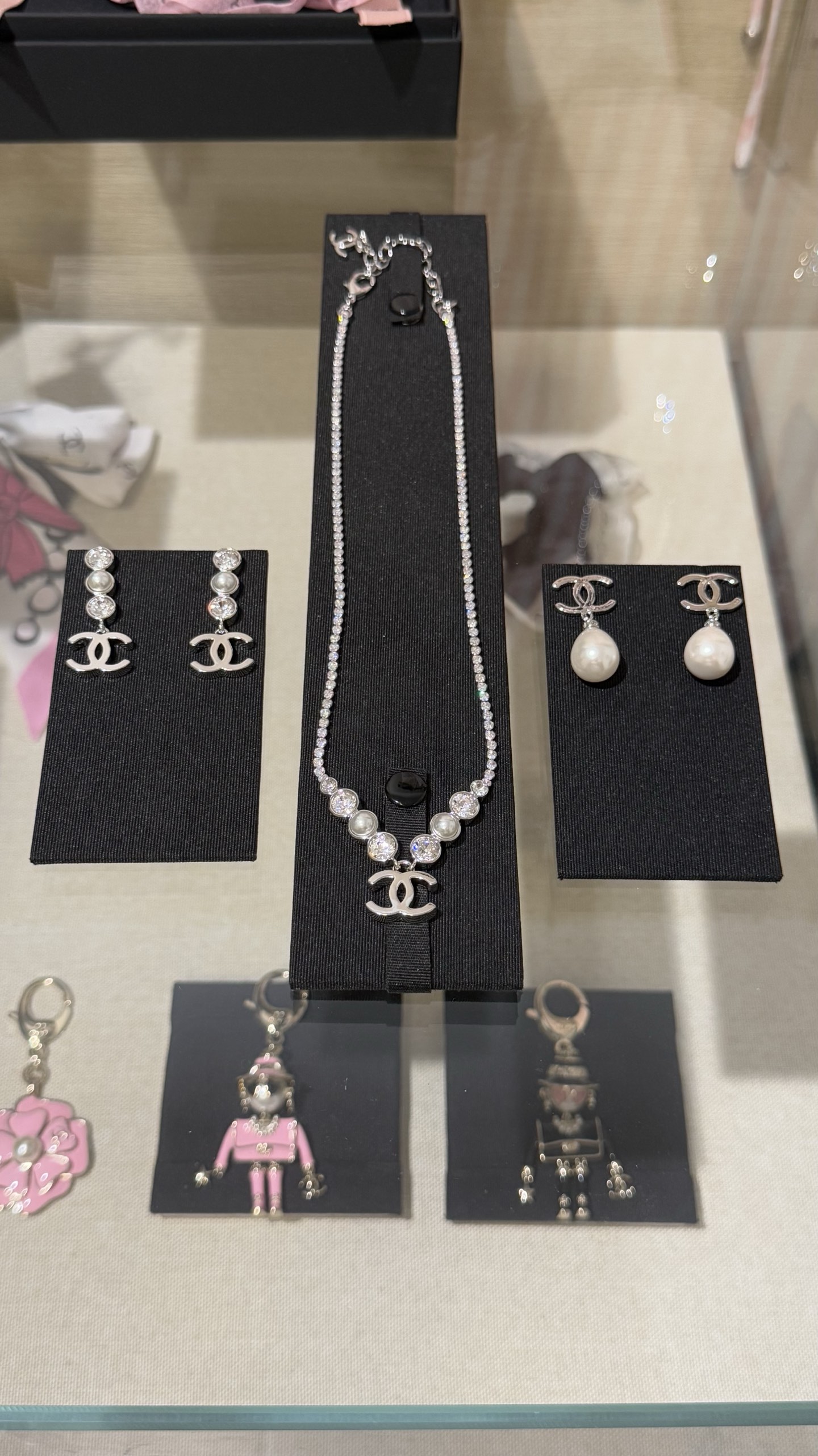 NO:634762,[New product sharing] 88200 Chanel 25B new product, white gold pearl crystal and diamond with row of diamonds clear double C necklace, pearl and rhinestone x row of diamond chain design, exquisite and noble, whether it is worn daily or attended to a dinner, it will make you feel rich, chanel, necklace, Cartier high-end jewelry19860909【新品分享】88200 Chanel 25B新品 白金色珍珠晶钻搭配排钻净面双c项链 珍珠水钻相间x排钻链子设计 精致又贵气 无论是日常佩戴or出席晚宴都富家感满满,,chanel,necklace,卡迪亚高端饰品,Jewelry