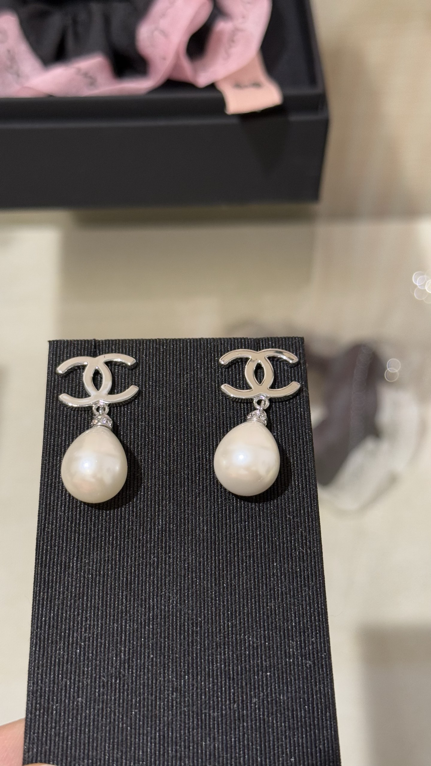 NO:634756,[New product sharing] 88170 Chanel 25b silver glossy double c crystal diamond water drop pearl earrings silver clear double c + water drop pearl design. The upper body is very flattering to the face. It is more age-reducing and younger than gold. Super versatile and durable, chanel, earrings, Cartier high-end jewelry19860909【新品分享】88170 Chanel 25b 银色光面双c晶钻水滴珍珠耳环 银色净面双c+水滴珍珠设计 上身非常修饰脸型 比金色更加减龄显年轻 超级百搭耐看,,chanel,earrings,卡迪亚高端饰品,Jewelry