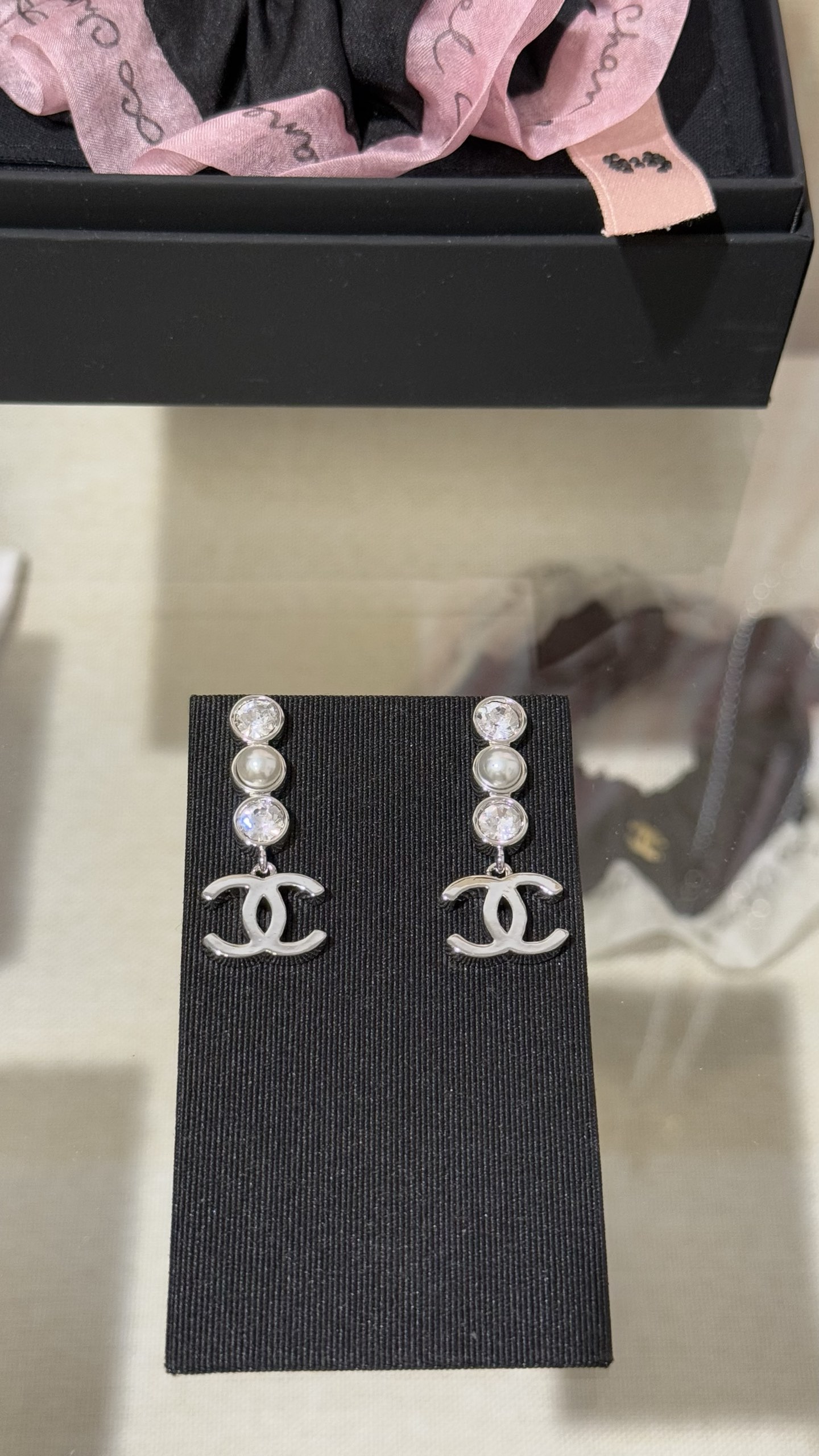 NO:634759,[New product sharing] 88180 Chanel 25b pearl silver clear face double C earrings between round rhinestones, round diamonds + pearls + round diamonds, silver double C design hanging below, simple and very eye-catching, satisfying the daily matching of fairies. Recommended,,chanel,earrings,Cardia high-end jewelry19860909【新品分享】88180 Chanel 25b 圆形水钻间珍珠银色净面双c耳环 圆钻+珍珠+圆钻 下面悬挂银色双c设计 简简单单又非常吸睛 满足仙女们的日常搭配 推荐,,chanel,earrings,卡迪亚高端饰品,Jewelry