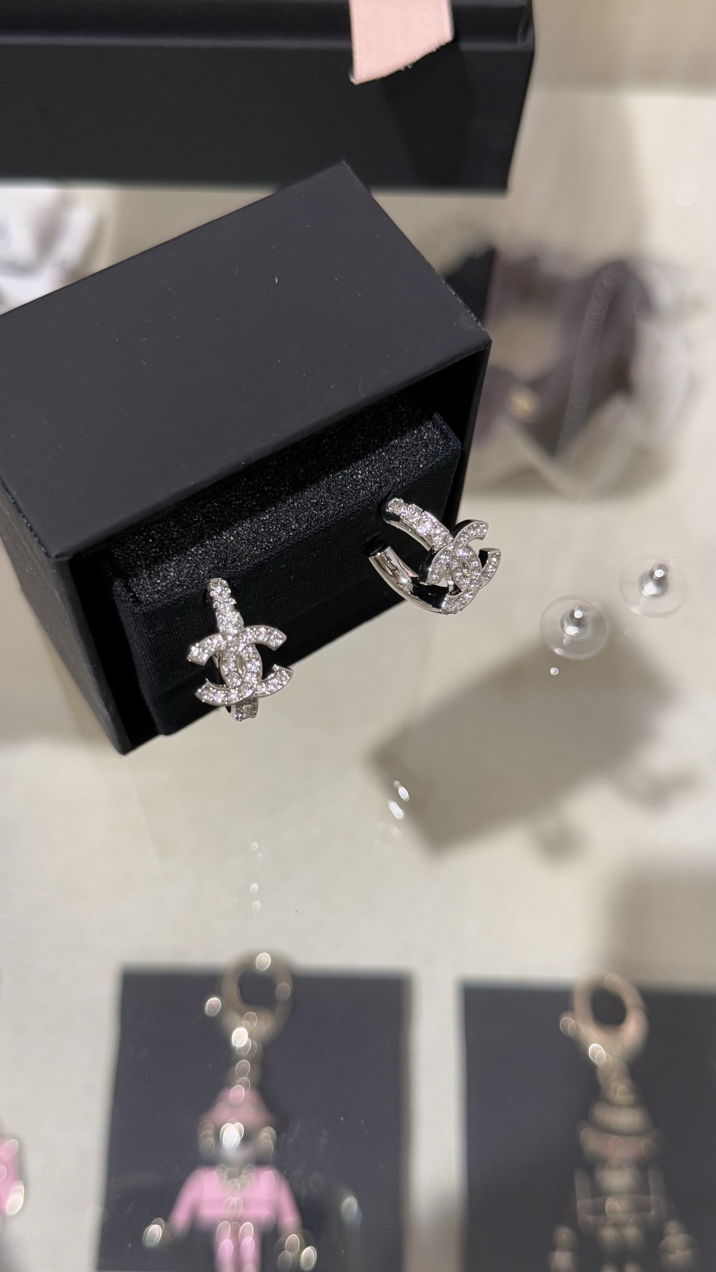 NO:677851,88180,Chanel silver full diamond double c small hoop earrings. The real thing is very shiny. The small pair is good-looking and practical to wear. They are versatile for daily commuting, dates and vacations, and afternoon tea with girlfriends.,chanel,Cardia high-end jewelry1986090988180,Chanel 银色满钻双c小耳圈耳钉 实物非常闪 小小一对好看又实戴 日常通勤、约会度假、闺蜜下午茶都很百搭,,chanel,卡迪亚高端饰品,Jewelry