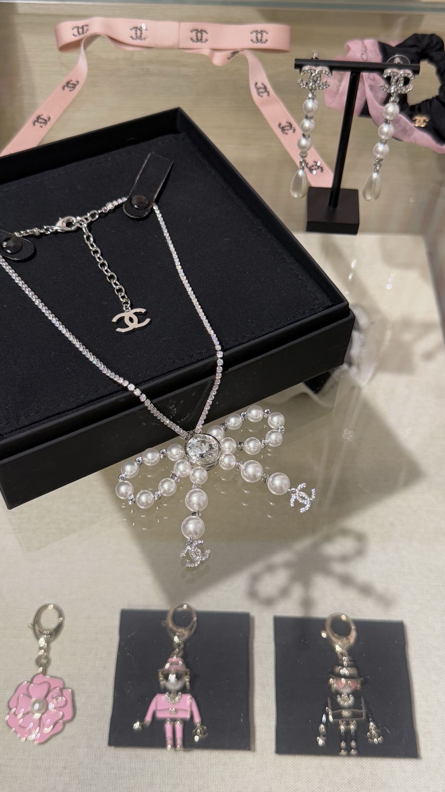 NO:635029,[New product sharing] Chanel 25B oversized bow pearl crystal diamond full diamond double C row diamond necklace. The oversized beaded diamond bow knot is embellished with a large rhinestone in the middle. It is matched with a whole row of fine diamond chains. It is beautiful and eye-catching when worn. Sisters who are rich in pearls must buy it. Elegant and luxurious without losing sweetness,,chanel,necklace,Cardia high-end jewelry19860909【新品分享】 Chanel 25B 超大蝴蝶结珍珠晶钻满钻双c排钻项链 超大珠钻蝴蝶结中间点缀一颗大水钻 搭配一整排细钻链子 佩戴上身貌美又吸睛 珍珠大户的姐妹必入 优雅贵气又不失甜美感,,chanel,necklace,卡迪亚高端饰品,Jewelry