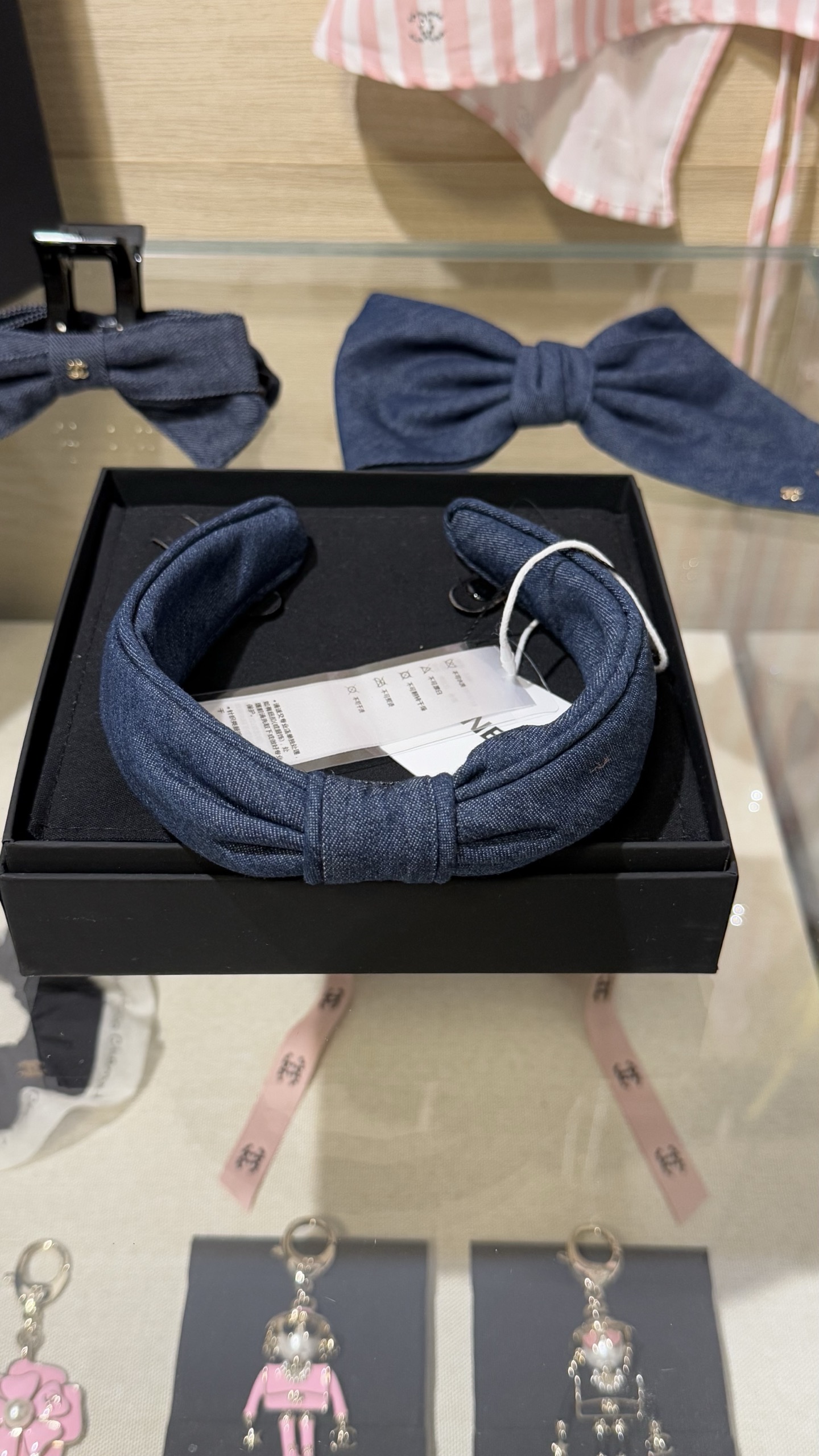 NO:634839,88170, Today’s new product Cha dark blue denim denim light gold double C bow headband. Same style as Liu Yifei. A touch of denim blue is relaxed and comfortable. Denim + double C bow design. It really makes you look younger when you wear it. It is a perfect bonus for going out or wearing it every day. Cardia high-end jewelry1986090988170,今日新品 Cha深蓝丹宁牛仔布浅金色双c蝴蝶结发箍 刘亦菲同款 一抹牛仔蓝松弛又惬意 丹宁布+双c蝴蝶结设计 戴上真的巨减龄 出去玩或日常佩戴都是妥妥的加分项,,卡迪亚高端饰品,Jewelry