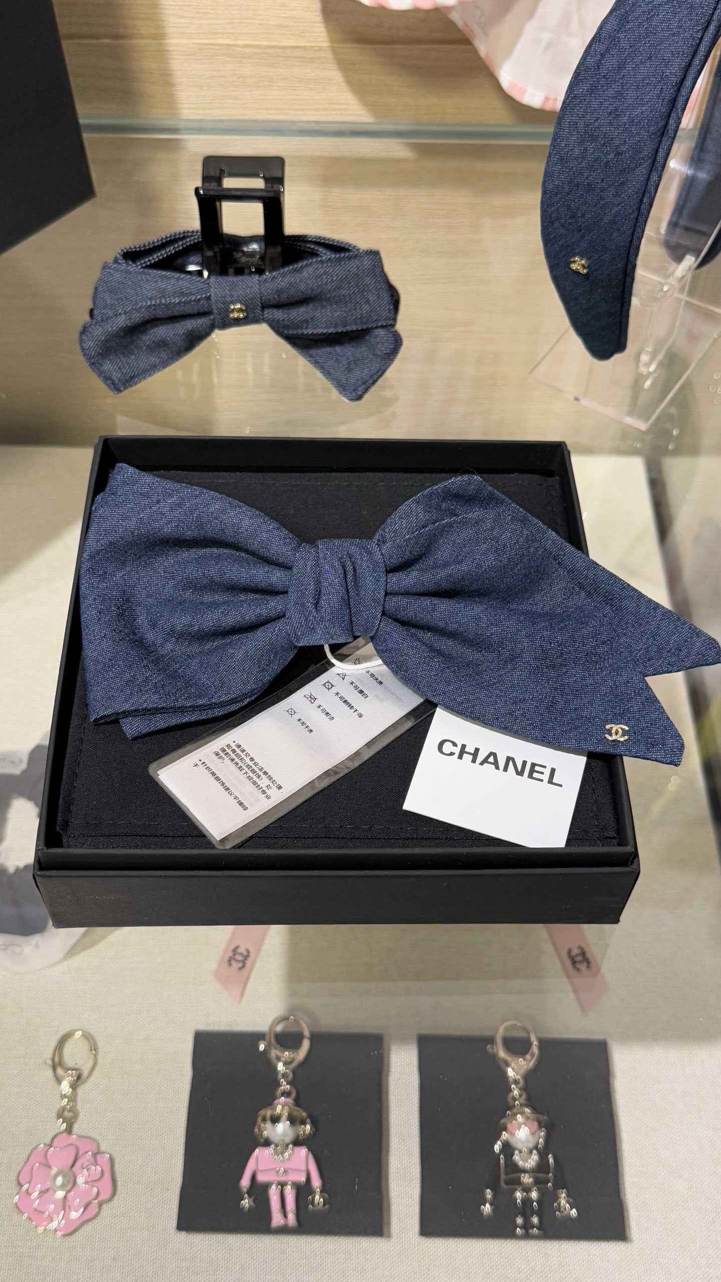 NO:634848,88170, today’s new product Chanel dark blue denim denim light gold double C bow hairpin spring clip. A touch of denim blue is relaxed and comfortable. Wearing it with the double C bow really makes you look younger. It is a perfect bonus for going out or wearing it daily, chanel, hairpins, Cartier high-end jewelry1986090988170,今日新品 Chanel 深蓝丹宁牛仔布浅金色双c蝴蝶结发夹弹簧夹 一抹牛仔蓝松弛又惬意 搭配双c蝴蝶结戴上真的巨减龄 出去玩或日常佩戴都是妥妥的加分项,,chanel,hairpins,卡迪亚高端饰品,Jewelry