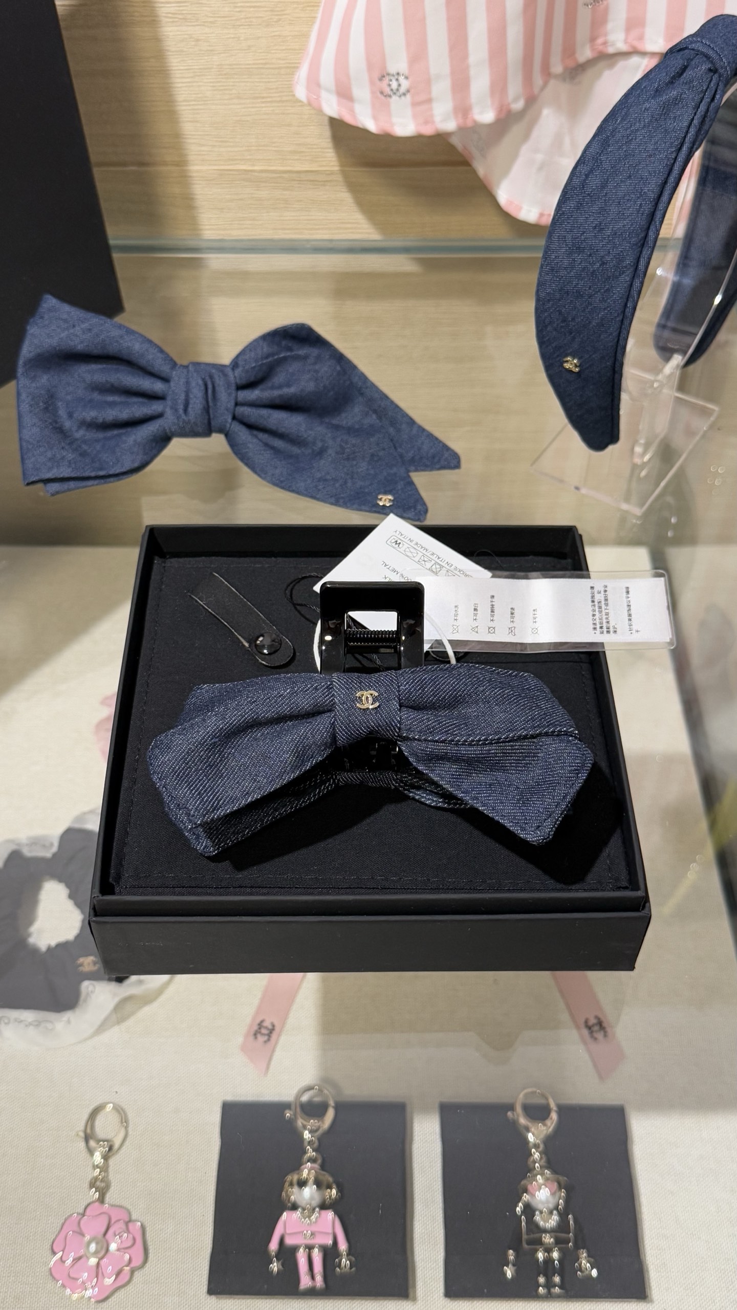 NO:720491,88180, today's new product Chanel dark blue denim denim light gold double C bow gripper shark clip super large size powerful grip suitable for sisters with thick hair A touch of denim blue is relaxed and comfortable Wear it to reduce age and look younger It is a perfect bonus for going out or wearing it daily, chanel, Cartier high-end jewelry1986090988180,今日新品 Chanel 深蓝丹宁牛仔布浅金色双c蝴蝶结抓夹鲨鱼夹 超大尺寸巨能抓 适合发量多的姐妹 一抹牛仔蓝松弛又惬意 戴上减龄显年轻 出去玩或日常佩戴都是妥妥的加分项,,chanel,卡迪亚高端饰品,Jewelry