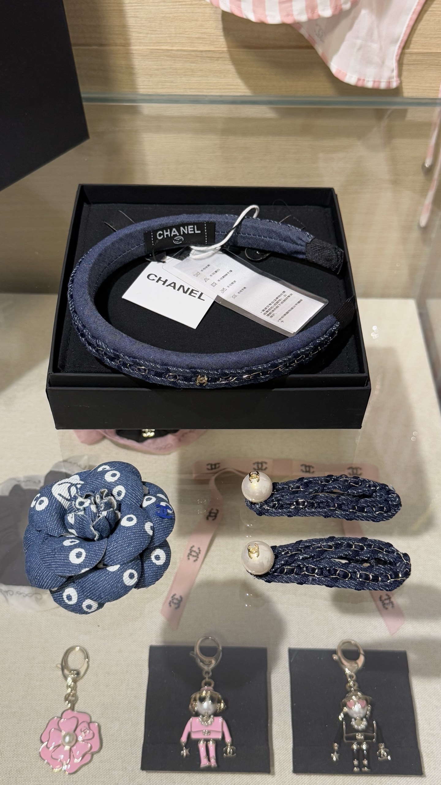 NO:634847,88160, today’s new product Chanel dark blue denim denim light gold double C chain braided headband. Basic headband superimposed with a layer of webbing and chain design. Exquisite retro and age-reducing. Daily wear with clothes is full of style. The upper body is super good-looking, chanel, Cartier high-end jewelry1986090988160,今日新品 Chanel 深蓝丹宁牛仔布浅金色双c链条编织发箍 基础款发箍叠加一层织带穿链设计 精致复古又减龄 日常佩戴搭配衣服洋气十足 上身超好看,,chanel,卡迪亚高端饰品,Jewelry