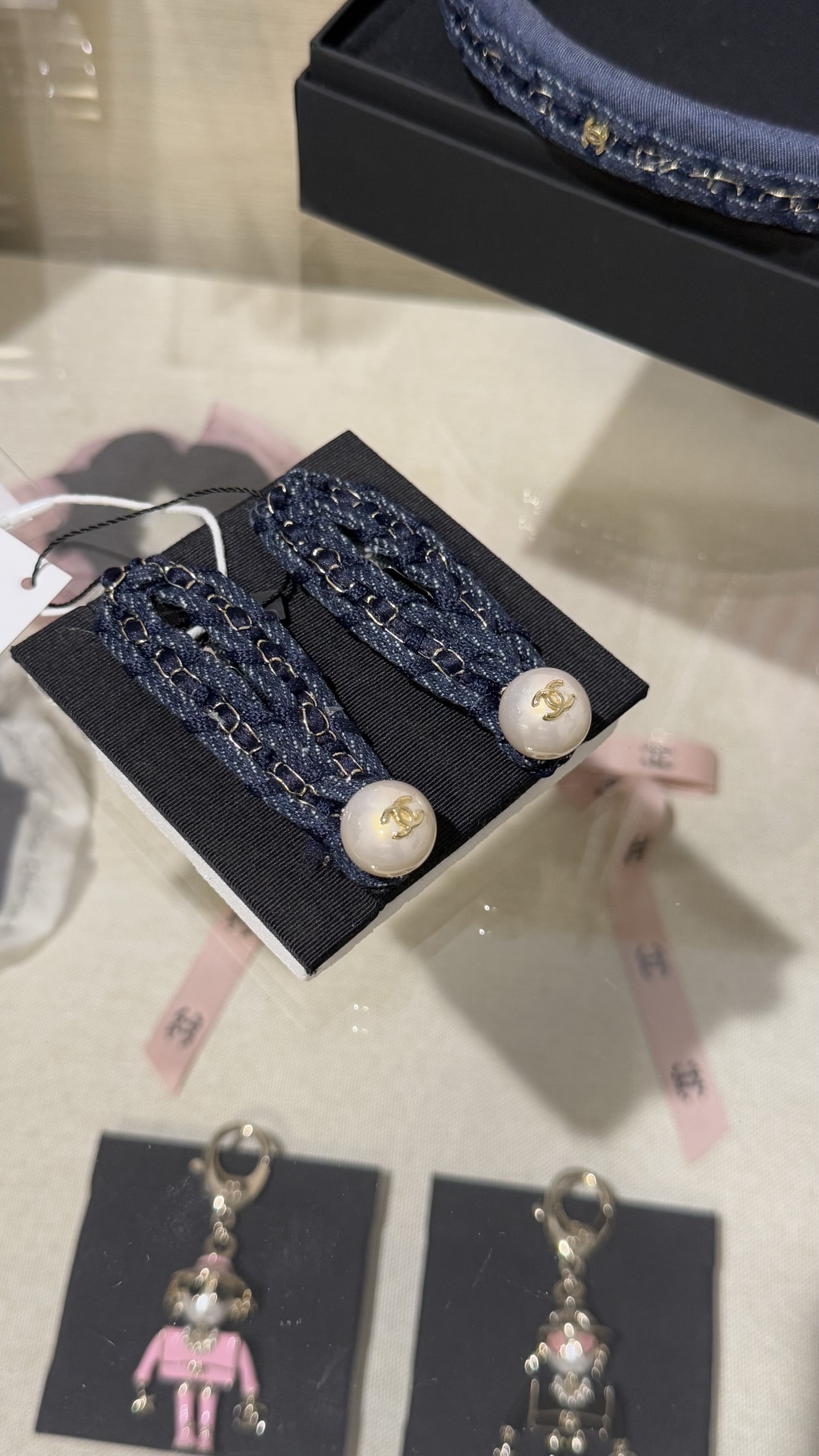 NO:634845,88170, Today’s New Product Ch Dark Blue Denim Denim Light Gold Double C Chain Braided Pearl Hairpin BB Clip Denim Denim Ribbon Chain + Pearl Double C Design Exquisite Retro and Age-Reducing Daily Wear Matching Clothes Full of Fashionable Upper Body Super Beautiful, Hairpins, Cartier High-End Jewelry1986090988170,今日新品 Ch 深蓝丹宁牛仔布浅金色双c链条编织珍珠发夹BB夹 丹宁牛仔织带穿链+珍珠双c设计 精致复古又减龄 日常佩戴搭配衣服洋气十足 上身超好看,,hairpins,卡迪亚高端饰品,Jewelry