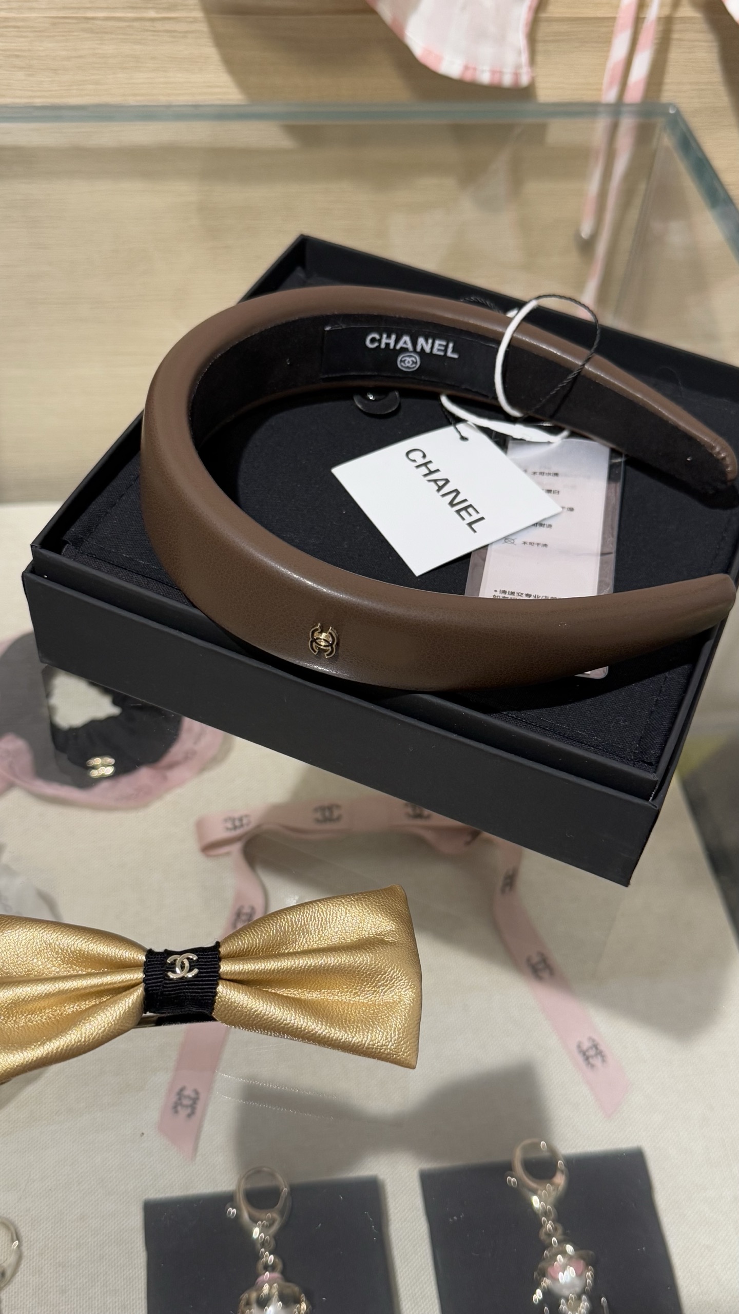 NO:634843,88170, new product for autumn and winter, brown leather plain black gold enamel double C headband, autumn brown brown Maillard color is so eye-catching, versatile for daily use, simple and gentle, comfortable to wear and full of atmosphere, Cardia high-end jewelry1986090988170,秋冬新品 咖啡色皮质平纹黑金珐琅双c发箍 秋日棕咖色美拉德色系太养眼 日常百搭 简约又温柔 戴上舒适且氛围感十足,,卡迪亚高端饰品,Jewelry