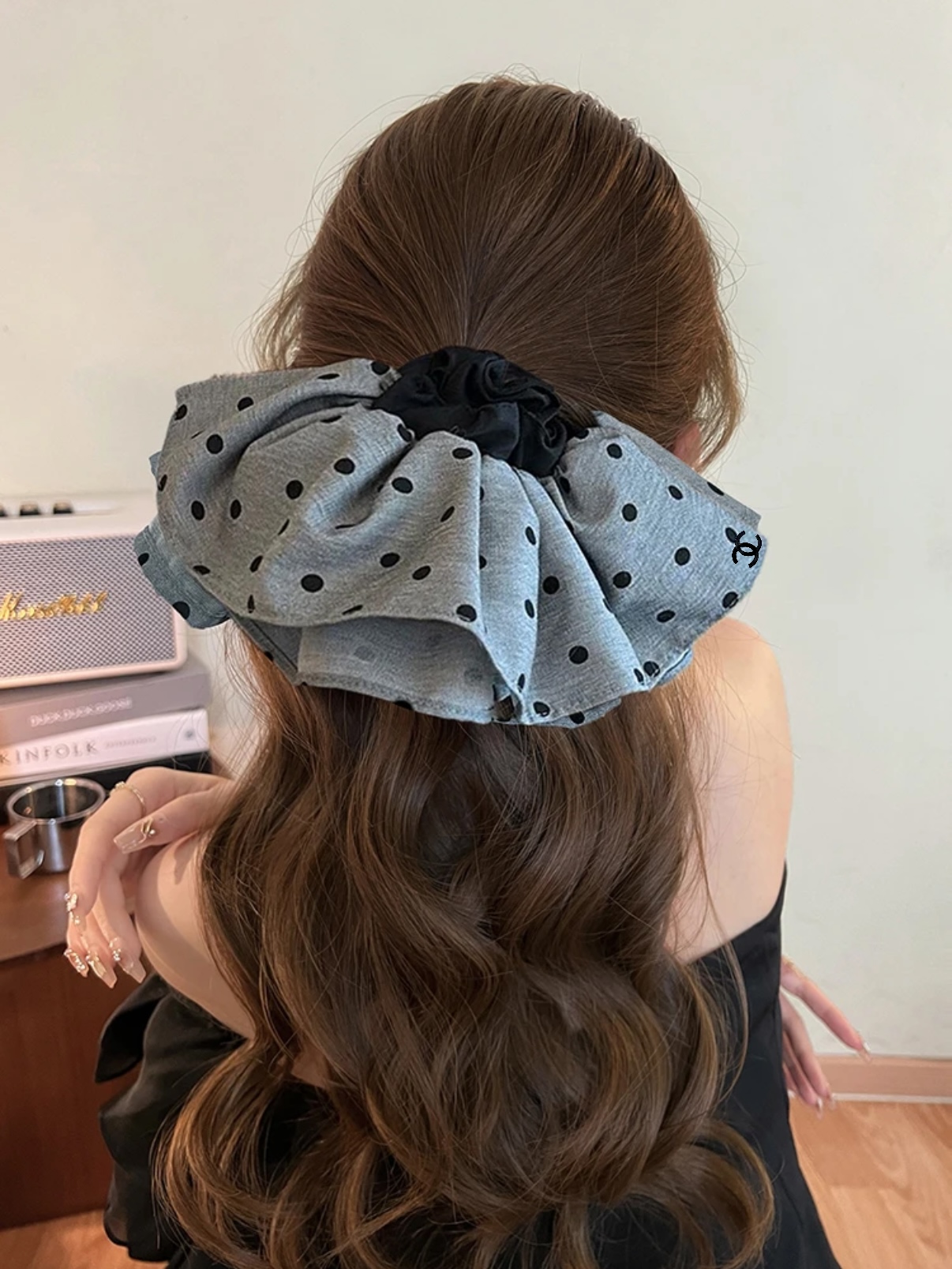 NO:634841,88160, Cha's new autumn and winter product, suit gray fabric, black polka dots, large skirt, pleated hair tie, extra large skirt + circular polka dot design, elegant and high-end beauty to a new level, matched with gray suit fabrics, the atmosphere adds to the photo shoot, skirts, business suit, Cardia high-end accessories1986090988160,Cha秋冬新品 西装灰面料黑色波点大裙摆褶皱发圈 超大裙摆+圆形波点设计 优雅又高级美出新高度 搭配灰色西装面料 氛围感加持拍照巨出片,,skirts,business suit,卡迪亚高端饰品,Jewelry