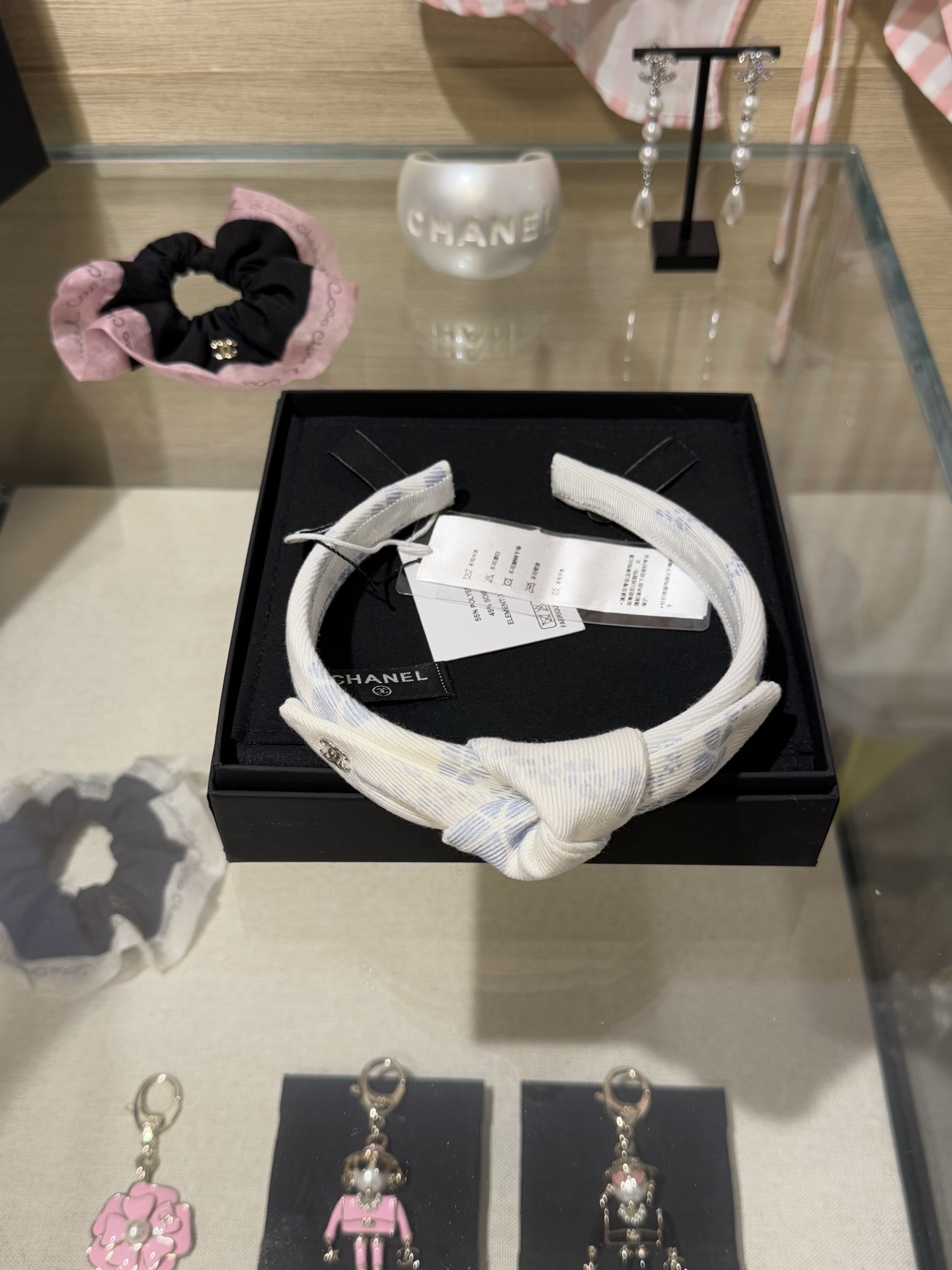 NO:635179,88180.Chanel 25M coco beach beach series hidden white and blue wave printed silver double C bow headband. Wavy petal print + silver label double C design. Refreshing and full of holiday feeling. Pattern positioning and cutting. Each print is accurately aligned. The inner webbing is wrapped. It feels comfortable to wear. Excellent quality, Chanel, Cartier high-end jewelry.1986090988180.Chanel 25M coco beach 沙滩系列隐藏款白蓝色波浪印花银色双c蝴蝶结发箍 波浪形花瓣印花+银标双c设计 清爽且度假感十足 花型定位裁剪 每处印花精准对齐 内侧织带包边 戴上肤感舒适 品质超赞,,chanel,卡迪亚高端饰品,Jewelry