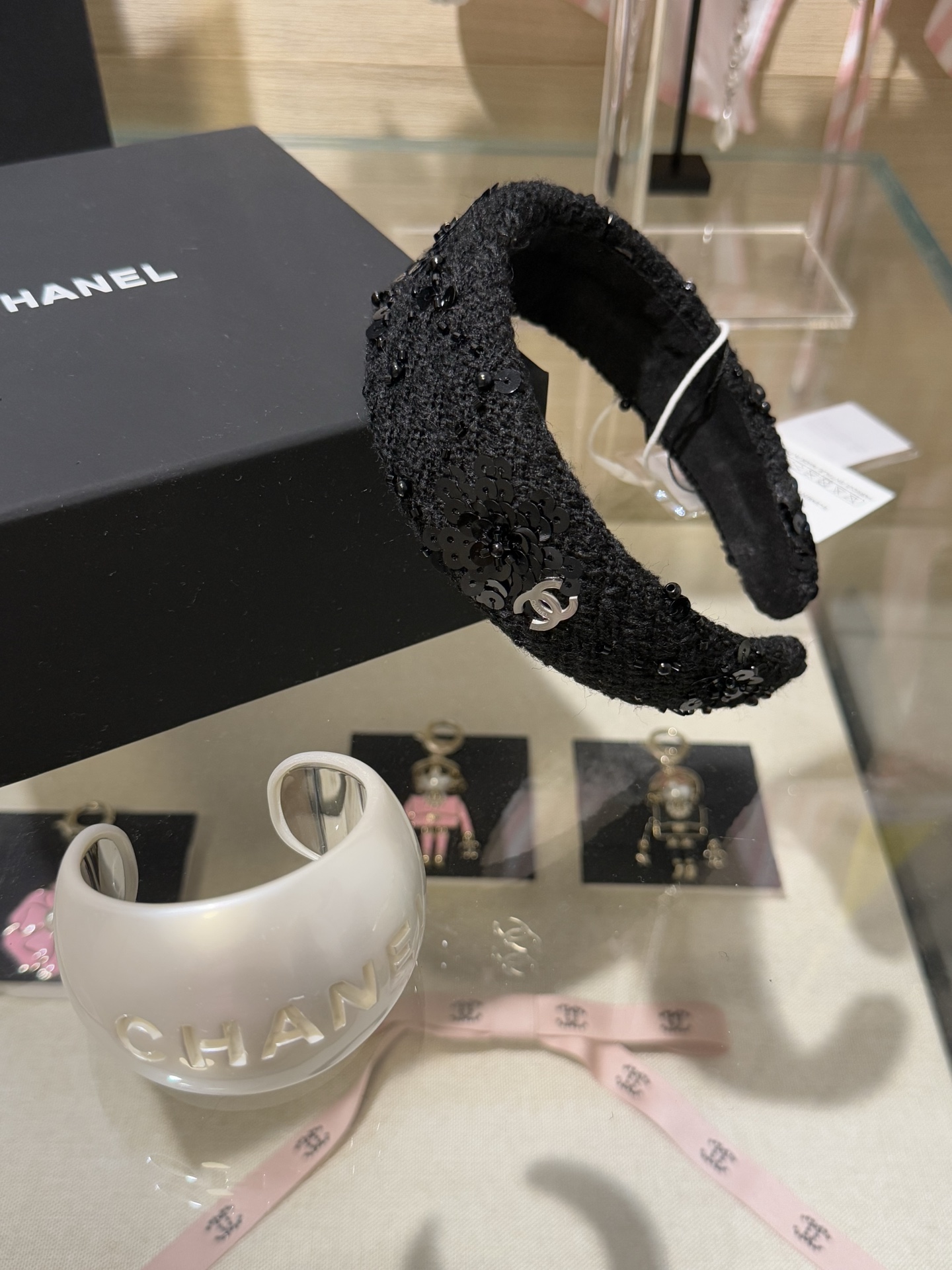 NO:669677,88180, Chanel's new product, black beaded camellia tweed silver double C wide version headband, black woolen + beaded camellia design, elegant and noble, embellished with small black beads of different shapes, versatile for daily use with a sense of design, very elegant when worn on the upper body, a must-have artifact for high skulls, Chanel, Cartier high-end jewelry1986090988180,Chanel 新品 黑色珠片山茶花粗花呢银色双c宽版发箍 黑色毛呢+珠片山茶花设计 优雅又贵气 点缀不同形状的黑色小珠珠 日常百搭有设计感 上身佩戴非常显气质 高颅顶必备神器,,chanel,卡迪亚高端饰品,Jewelry