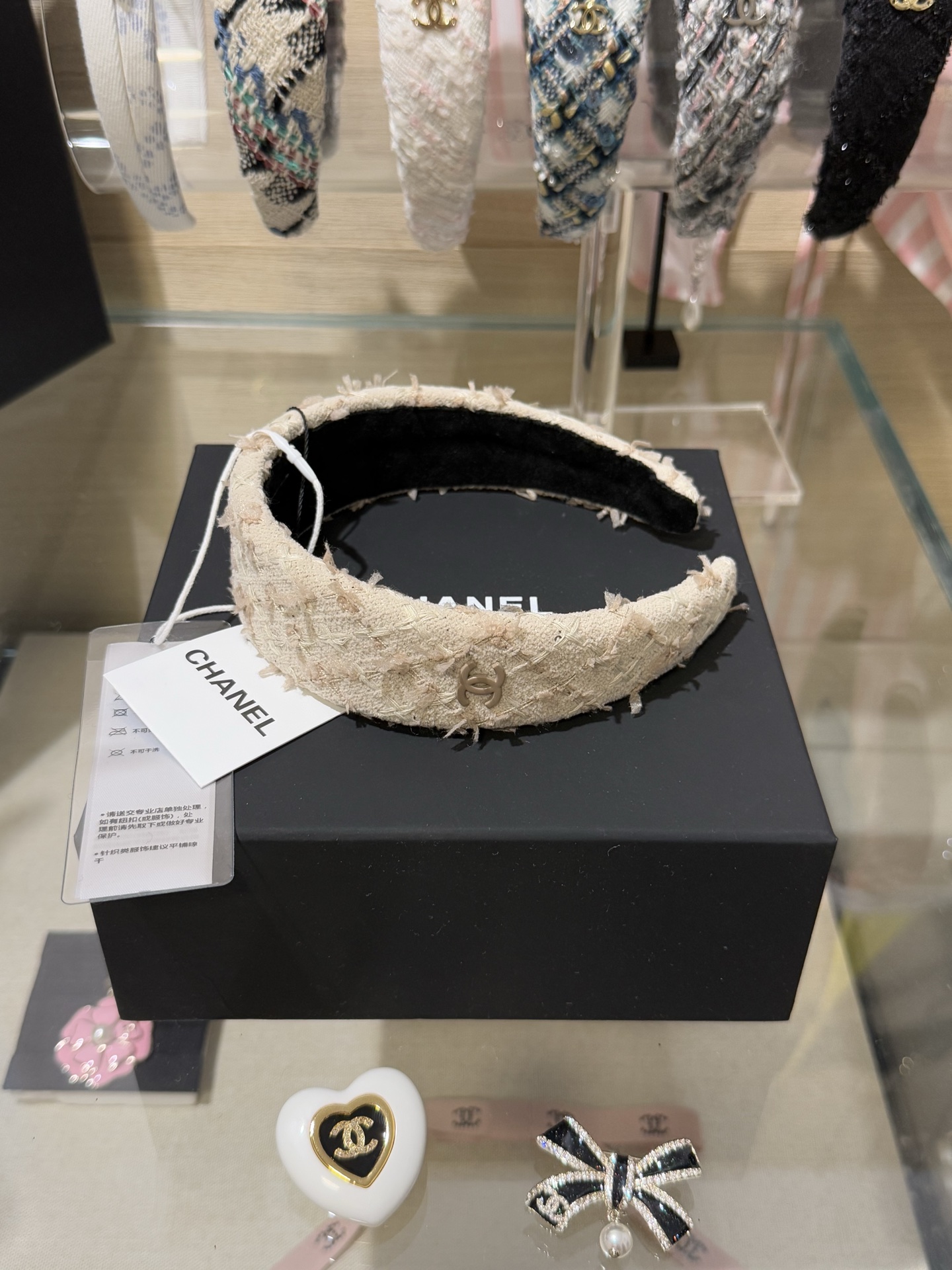 NO:710693,88200,Chanel new product milk tea color tweed nude double C wide version headband custom nude woolen yarn gentle and autumn and winter atmosphere with the same color double C embellishment wear it to look like a goddess of temperament,chanel,cardia high-end jewelry1986090988200,Chanel 新品 奶茶色粗花呢裸色双c宽版发箍 定制裸色毛呢纱线 温柔又有秋冬氛围感 搭配同色双c点缀 戴上就是气质女神,,chanel,卡迪亚高端饰品,Jewelry