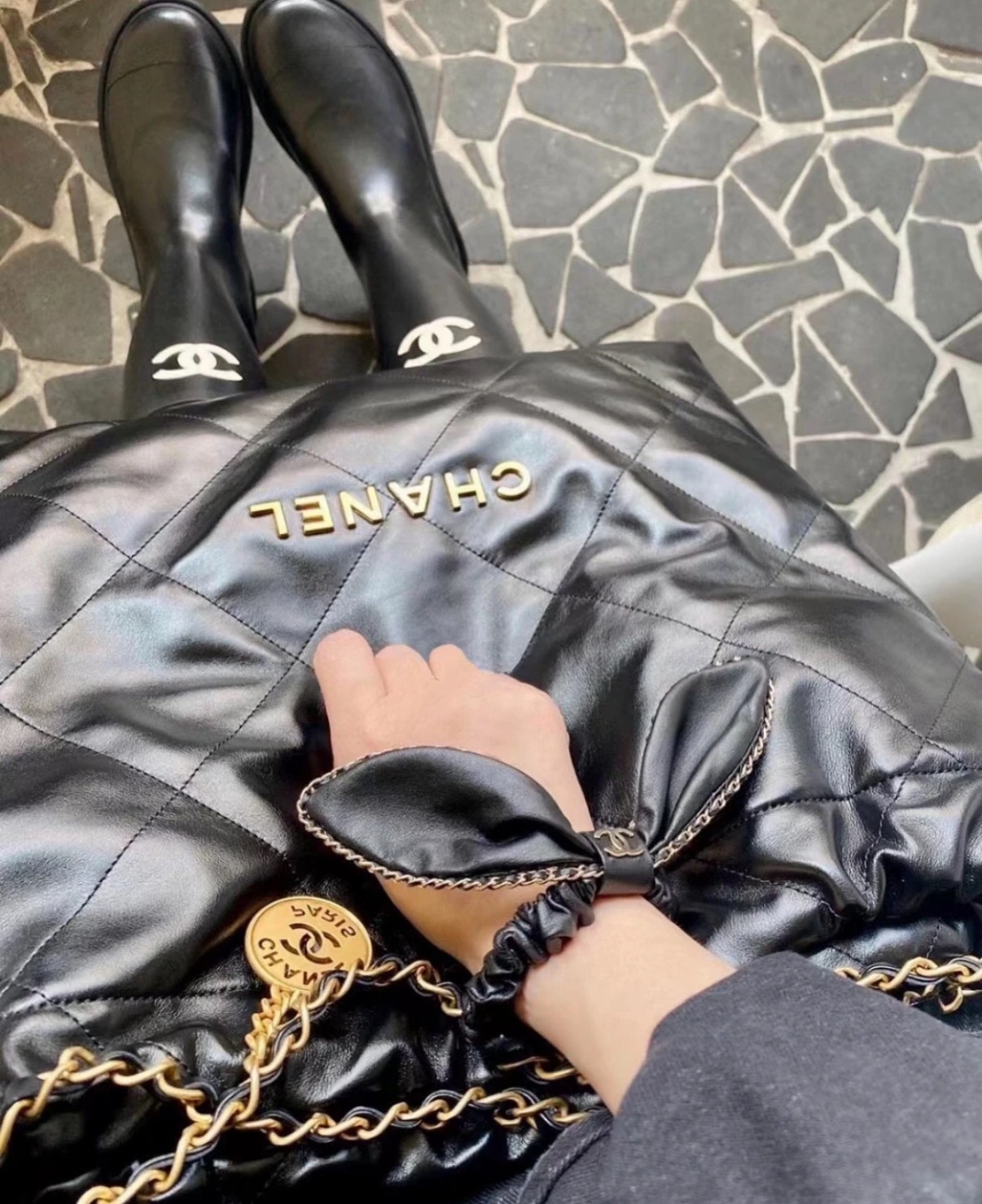 NO:635415,Chanel lambskin rabbit ear leather chain light gold double C hair tie, the same style as Yang Mi, all genuine leather material, delicate and soft texture, great outer layer of leather chain design, paired with big rabbit ears, soft, cute and versatile, the upper body effect is very age-reducing and elegant. It is also a bonus to wear casually on the wrist,,chanel,sheepskin,Cardia high-end jewelry19860909Chanel 小羊皮兔耳朵皮穿链浅金色双c发圈 杨幂同款 全真皮材质 手感细腻柔软质感很赞 外层一圈皮穿链设计 搭配大大的兔子耳朵造型软萌可爱又百搭 上身效果非常减龄贵气 随意戴在手腕上也很加分,,chanel,sheepskin,卡迪亚高端饰品,Jewelry