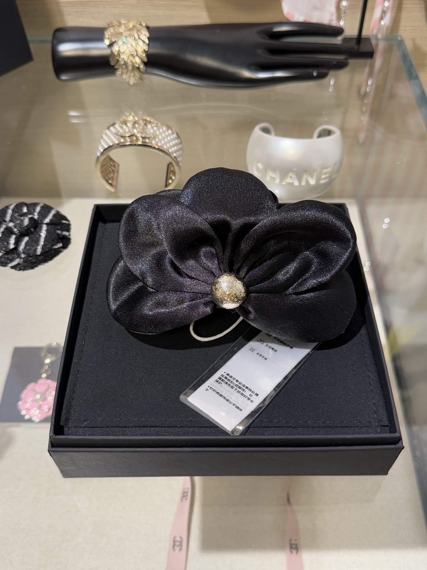 NO:635257,88160, Chanel black satin flower lava gold hemisphere double c hairpin clip shark clip oversized petals + gold ball design. It looks so beautiful when you clip it on. Wear it with a full head shape to show the volume of hair. A perfect atmospheric artifact, chanel, hairpins, Cartier high-end jewelry1986090988160,Chanel 黑色缎面花朵熔岩金色半球双c发夹抓夹鲨鱼夹 超大号花瓣+金球设计 随手一夹都好美 戴上饱满头型显发量 妥妥的氛围感神器,,chanel,hairpins,卡迪亚高端饰品,Jewelry