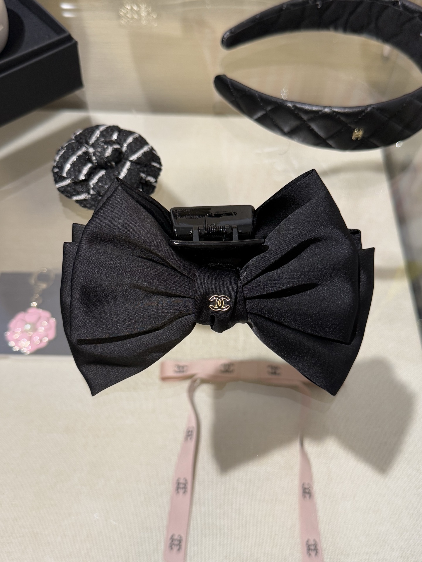NO:635260,88160, Chanel's new black gold double-C double-layer satin bow hairpin grabber shark clip, the same style as Ruth, a relaxing artifact, black gold small double-c logo + satin bow design, low-key and retro, super grip, put on the hair and instantly make your hair plump and plump, whoever wears it will be a rich lady,,chanel,hairpins,Cardia high-end jewelry1986090988160,Chanel 新款 黑金双c双层缎面蝴蝶结发夹抓夹鲨鱼夹 露思同款 松弛感神器 黑金小双c标识+缎面蝴蝶结设计 低调又复古 超大抓力戴上头型立马圆润饱满 谁带谁是千金大小姐,,chanel,hairpins,卡迪亚高端饰品,Jewelry