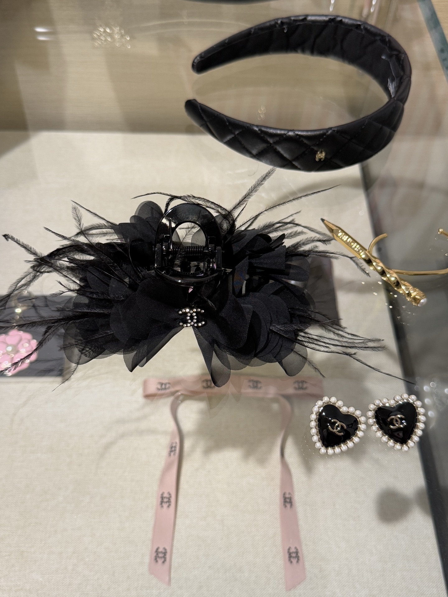 NO:635263,88160, Chanel 25 new model, black mesh petals, feathers, crystal diamonds, double-c hairpin clip, shark clip, mesh petals + feather embellishment, creating a fairy atmosphere. It looks very high-end when you wear it. It shows the hair volume and is very textured,,chanel,hairpins,Cardia high-end jewelry1986090988160,Chanel 25新款 黑色网纱花瓣羽毛水晶钻双c发夹抓夹鲨鱼夹 网纱花瓣+羽毛点缀 营造仙仙的氛围 戴上看起来就很高级 显发量又非常有质感,,chanel,hairpins,卡迪亚高端饰品,Jewelry