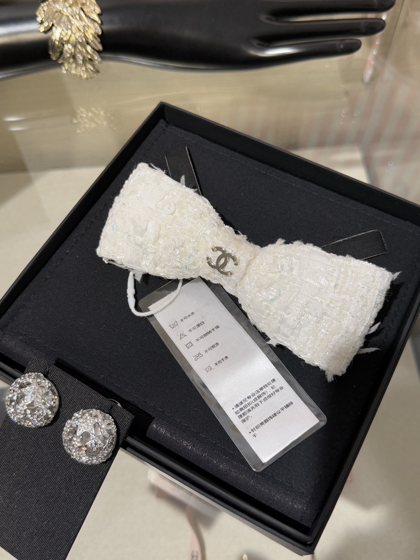 NO:635381,88180, Chanel 25 new model, white tweed bow beads, light gold double-C hairpin spring clip, white gold with a cool and noble feel, looks expensive and beautiful, the woolen fabric is solid and textured, wearing it will be a perfect white moonlight, chanel, hairpins, Cartier high-end jewelry1986090988180,Chanel 25新款 白色粗花呢蝴蝶结珠片浅金色双c发夹弹簧夹 自带清冷贵气感的白金色 看起来又贵又美 毛呢面料扎实有质感 戴上就是妥妥的白月光,,chanel,hairpins,卡迪亚高端饰品,Jewelry